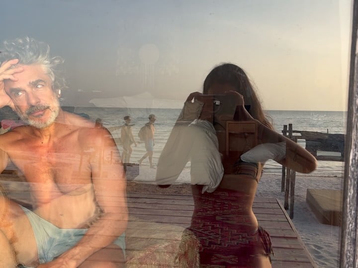 Leonardo Sbaraglia y Rebeca Ricosta, captados en un reflejo durante su escapada mexicana