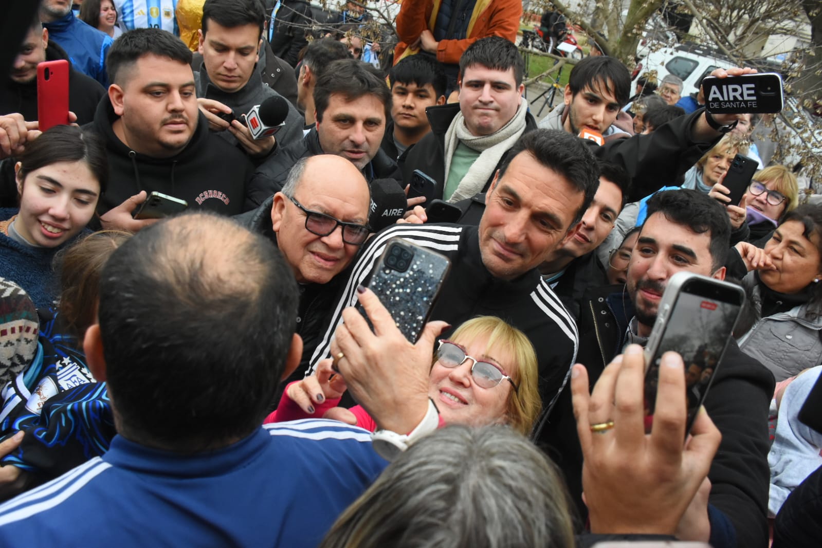 Muchas personas se aglomeraron en las cercanías de la casa para llevarse un recuerdo del entrenador campeón del mundo en Qatar (Créditos: Leo Galletto)