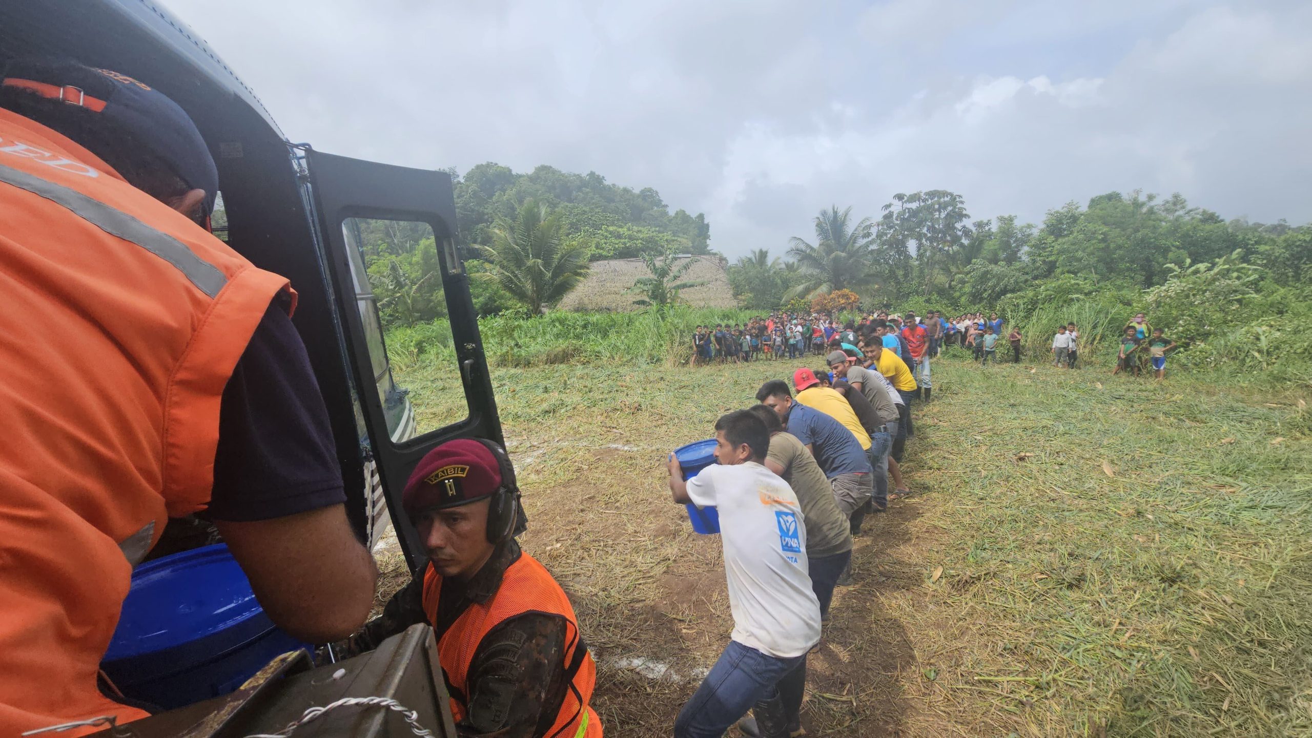 Lluvias en el norte de Guatemala activan un puente aéreo, pero el riesgo de nuevas crecidas sigue en aumento