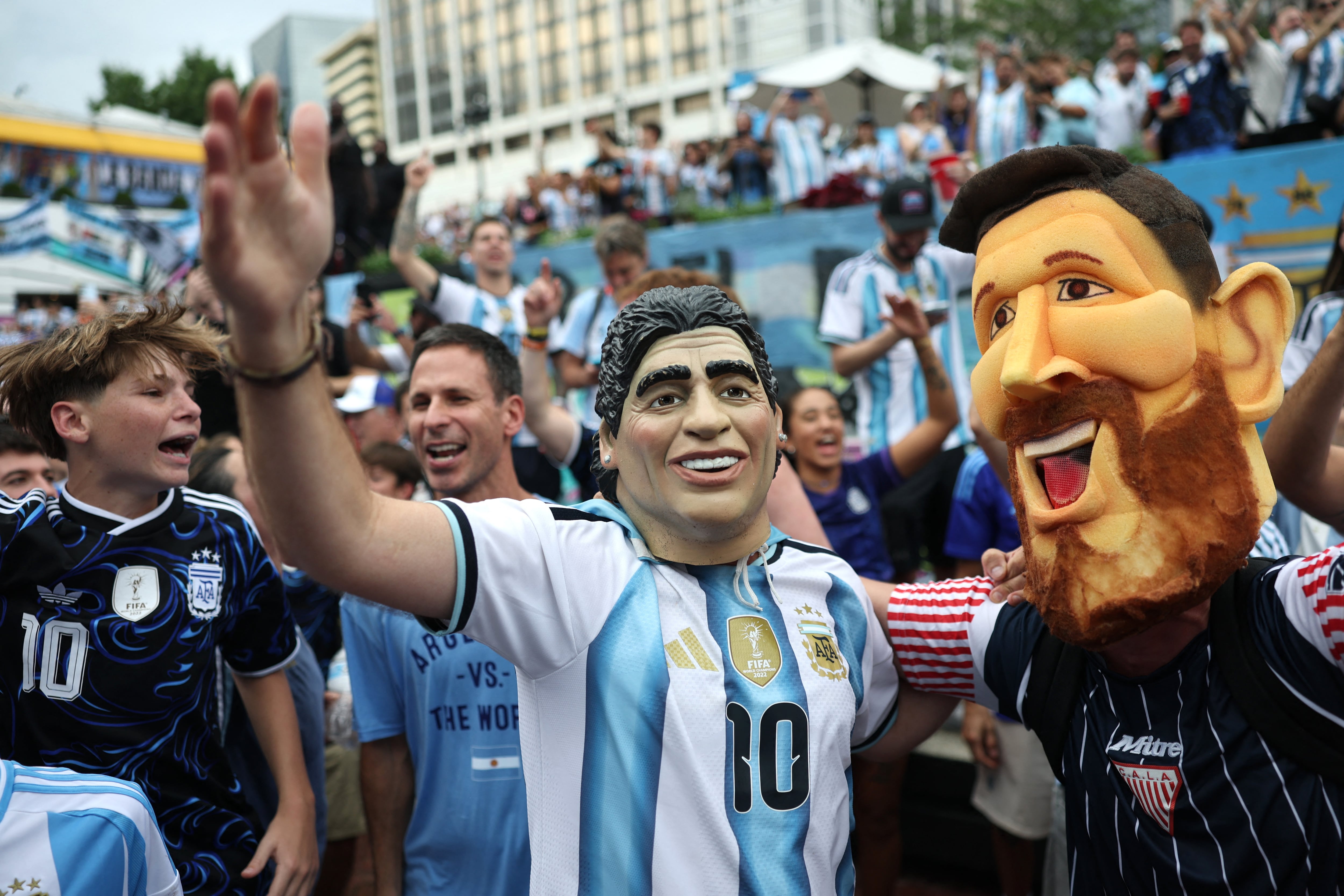 En el banderazo se vio a muchos argentinos intentando conseguir entradas para el duelo de hoy (REUTERS/Amanda Perobelli)
