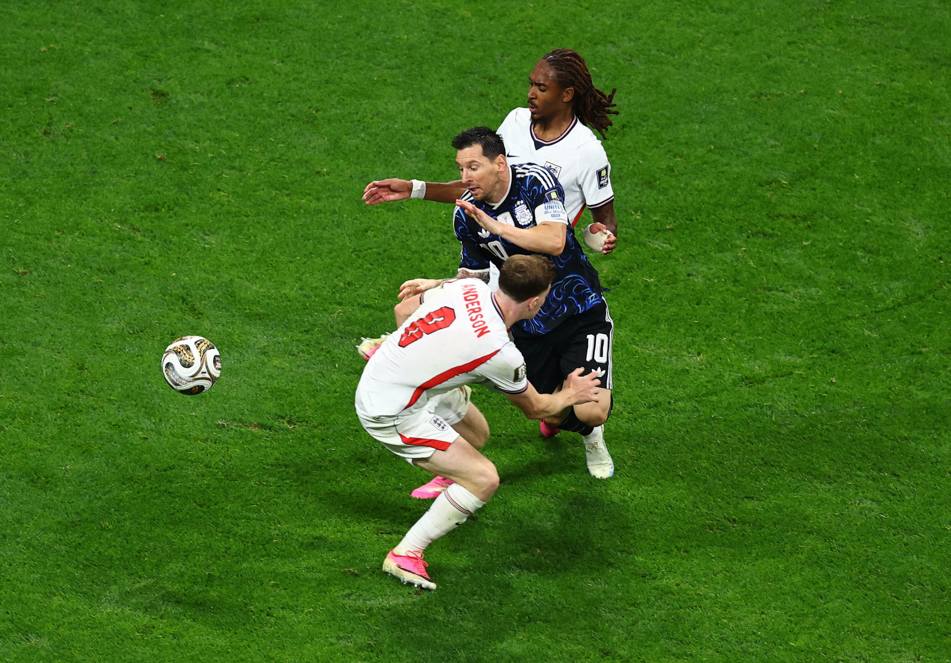Elliot Anderson derriba a Messi, que en la caída, cuando estaba de espaldas, se choca contra Spence (Foto: Reuters/Carlos Barria)