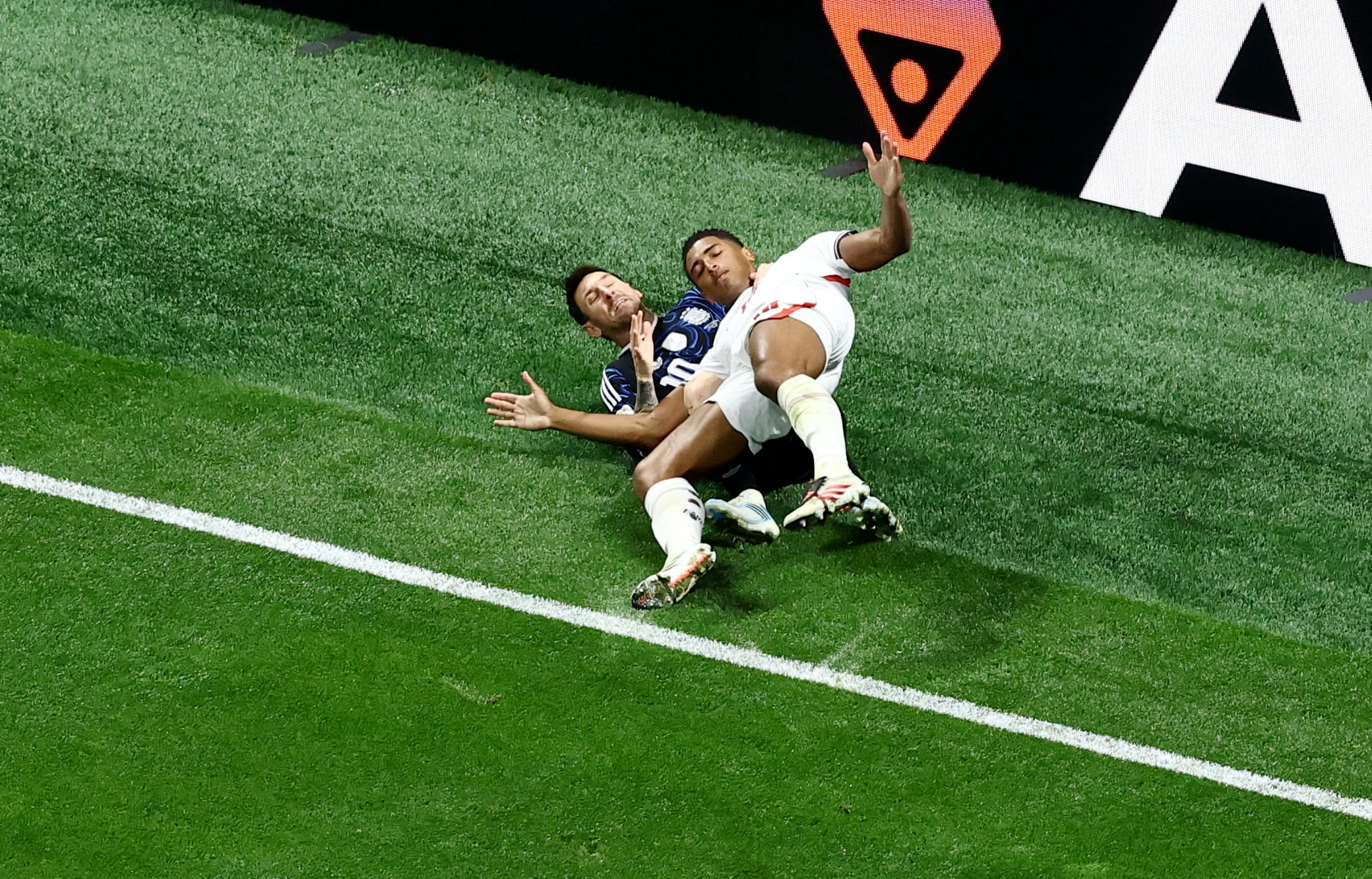 Messi y Bellingham terminan en el suelo tras la marca del jugador inglés (Foto: Reuters/Lee Smith)