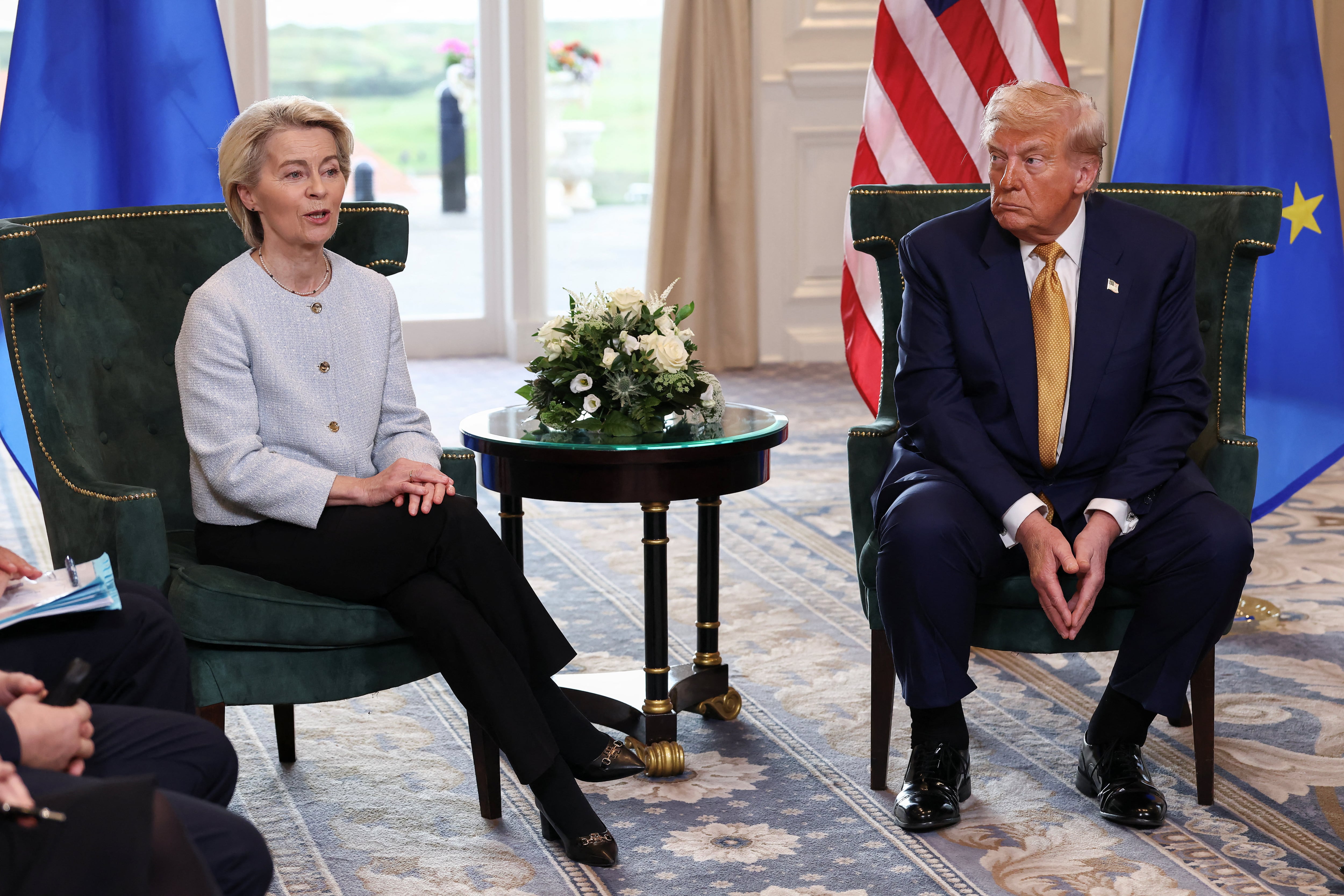 La presidenta de la Comisión Europea, Ursula von der Leyen, habla mientras está sentada junto al presidente de EE. UU., Donald Trump, tras el anuncio de un acuerdo comercial entre EE. UU. y la UE, en Turnberry, Escocia (Reino Unido) (REUTERS/Evelyn Hockstein/Archivo)