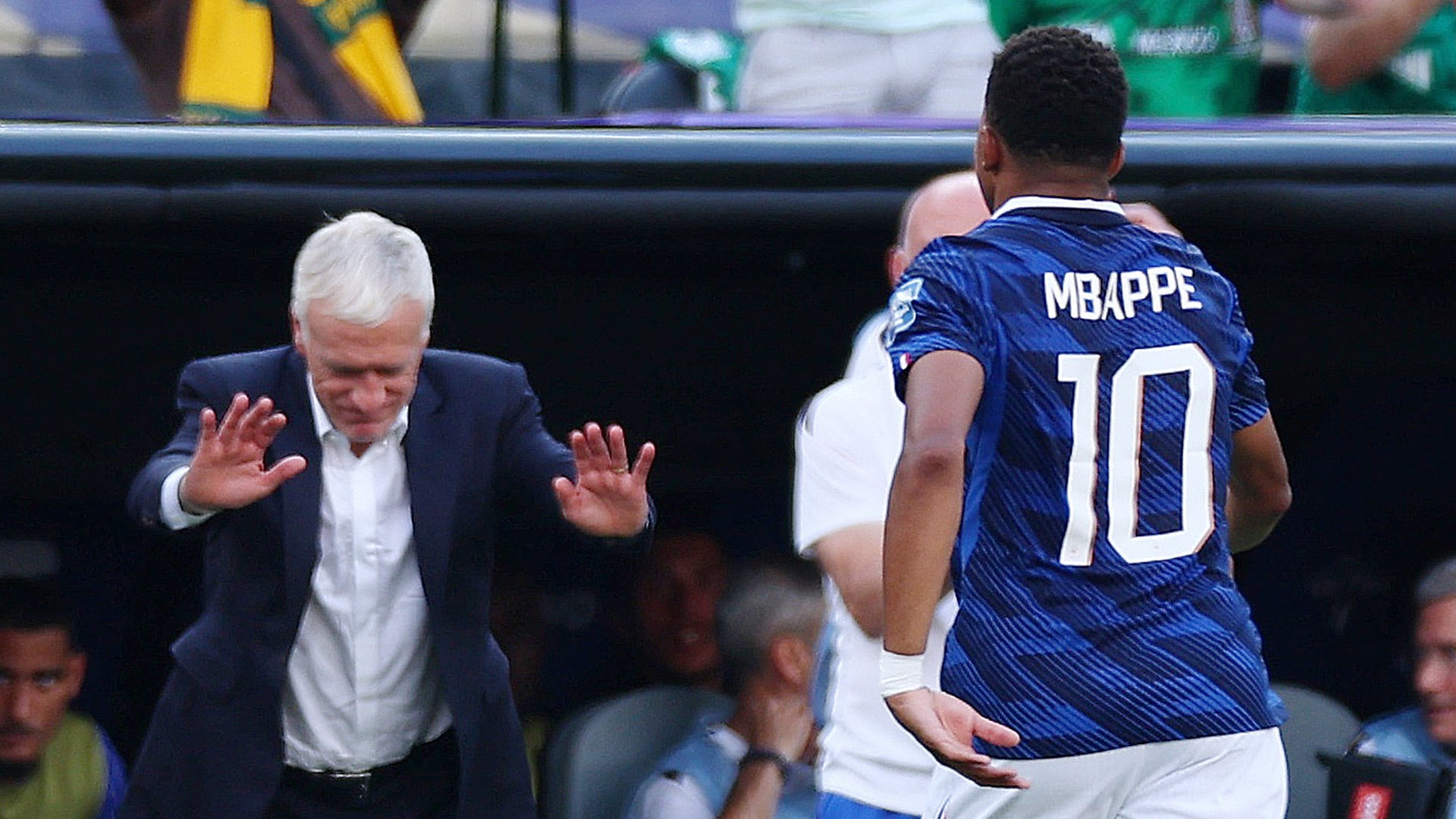 El gesto de Didier Deschamps para destacar la notable actuación de Kylian Mbappé (Reuters/Vincent Carchietta)