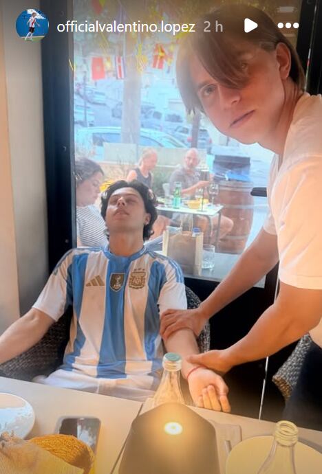 Ante el tensísimo partido, Ángel de Brito optó por su método para serenarse.