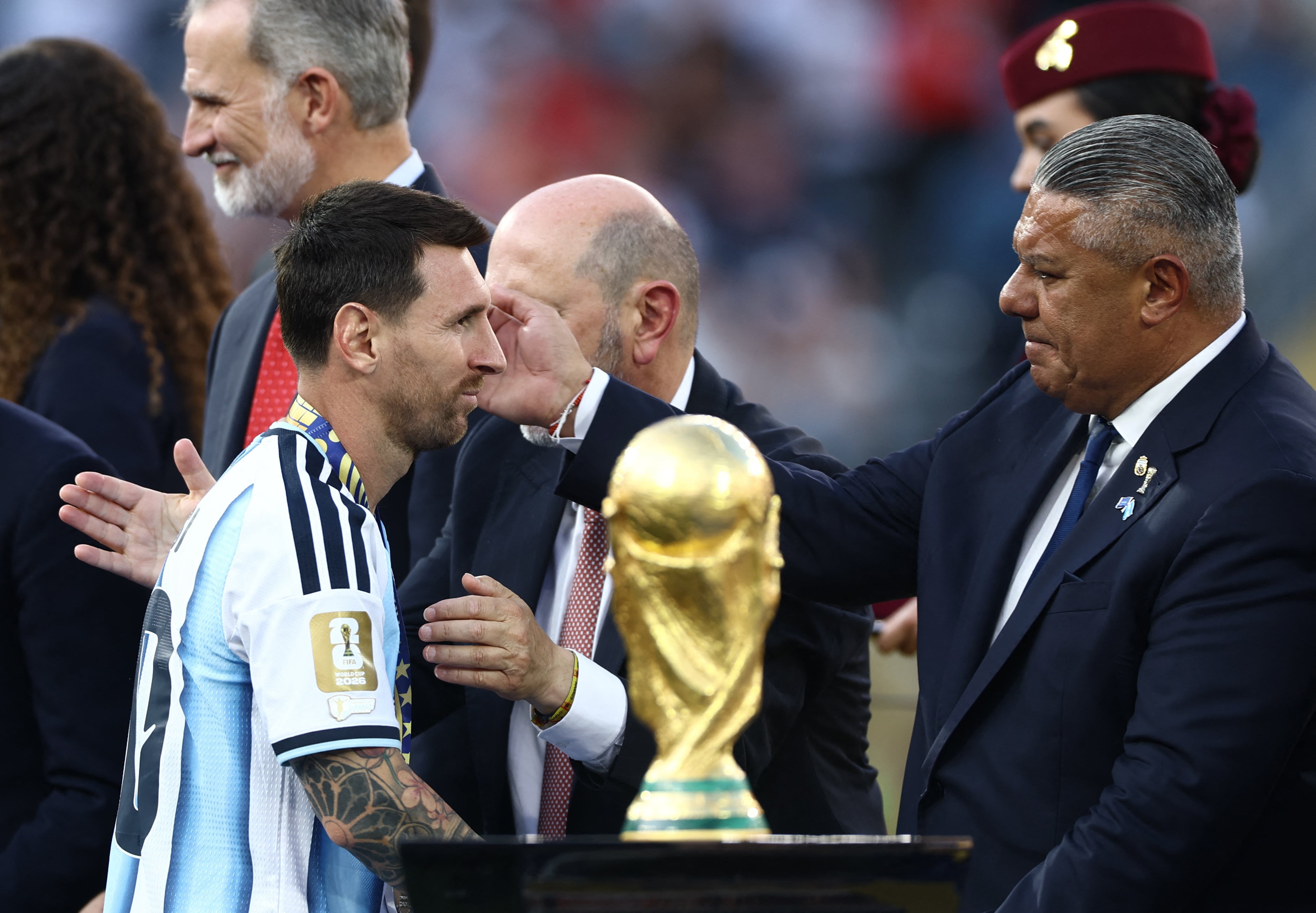 Los posteos que realizó Claudio Tapia tras la derrota de Argentina en el Mundial (REUTERS/Lee Smith)