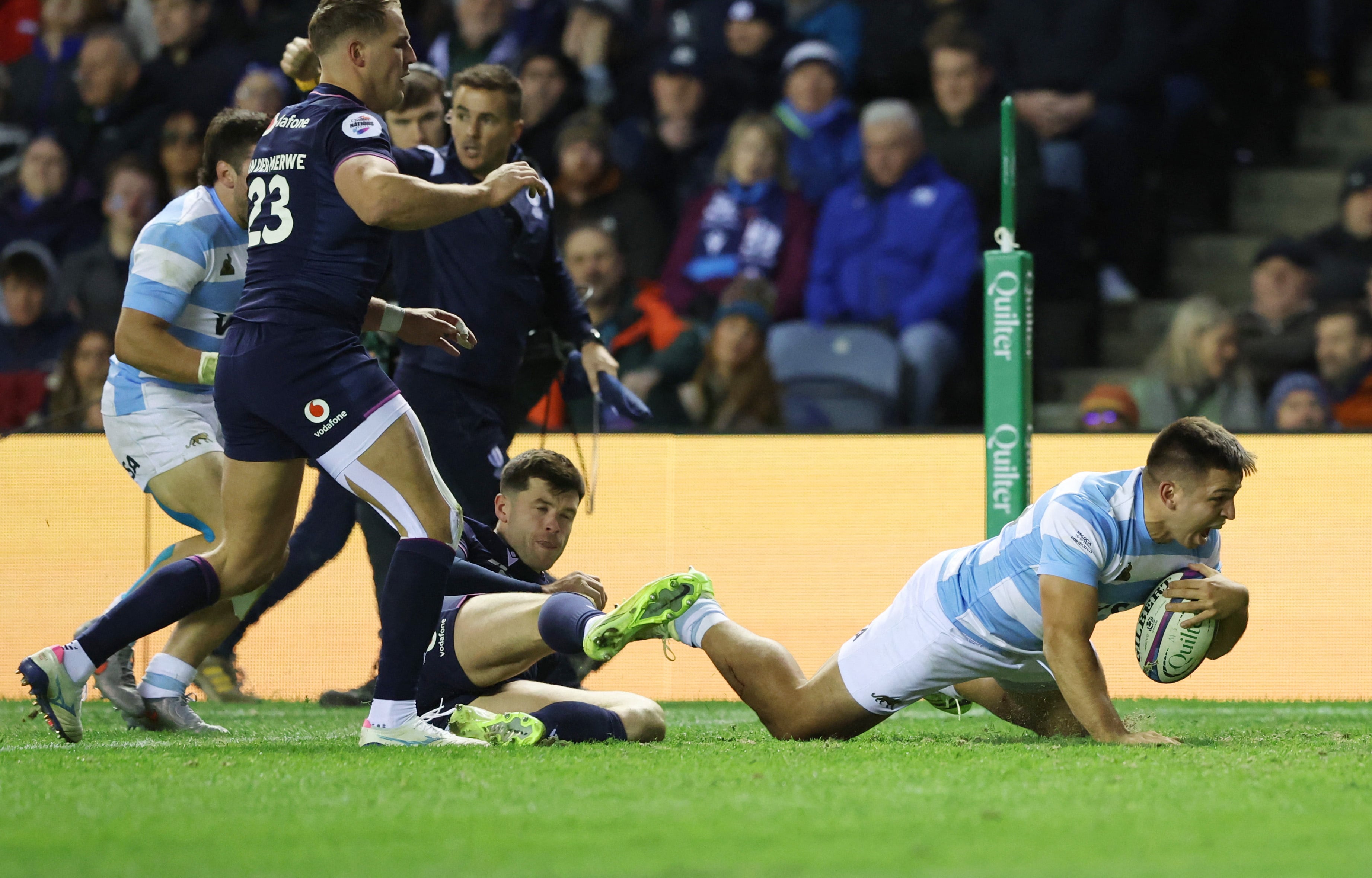 Justo Piccardo anota el try de la victoria en el último encuentro entre Argentina y Escocia (REUTERS/Scott Heppell)