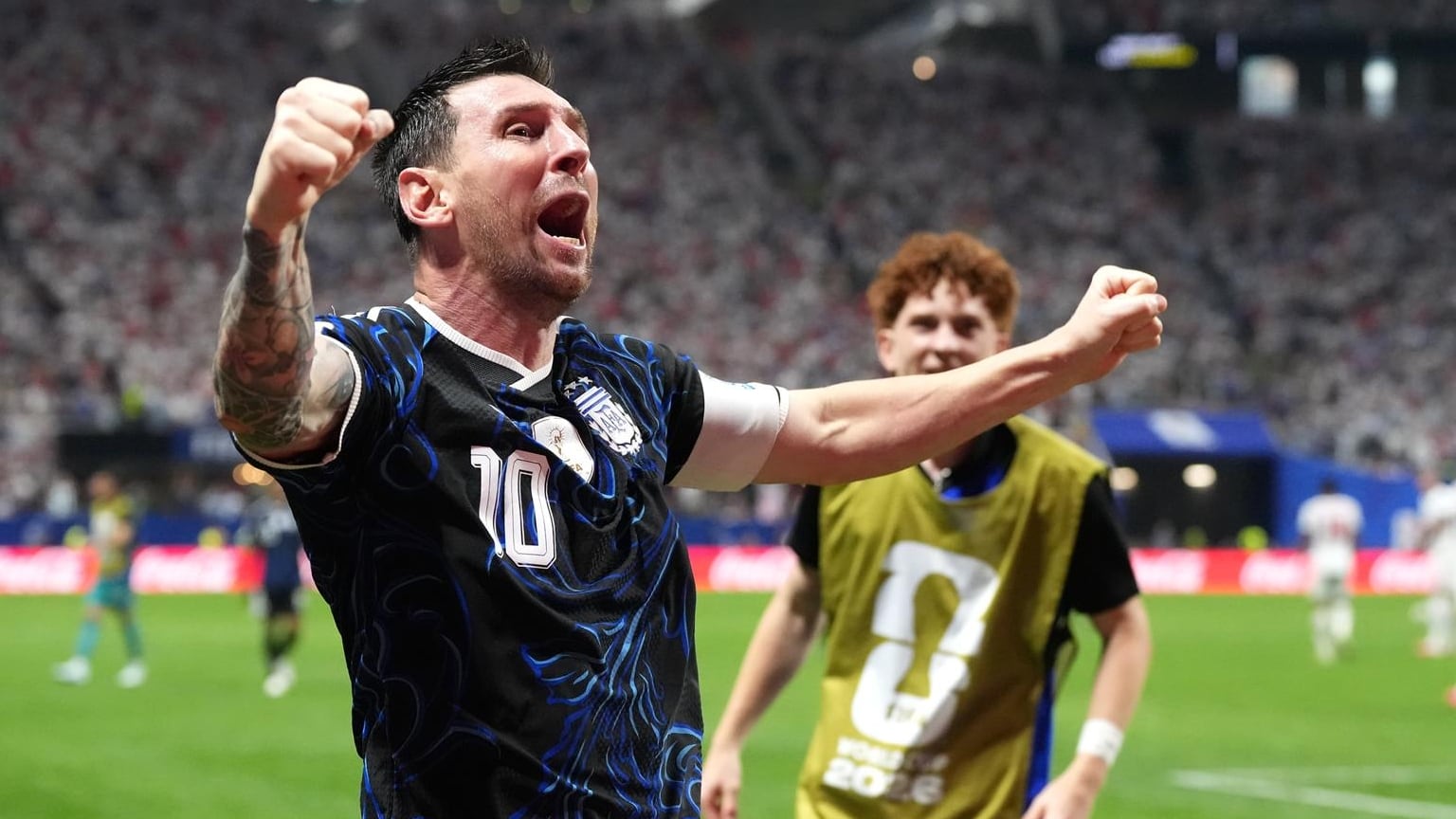 El festejo emocionado de Messi ante Inglaterra, mientras se acerca el Colo Barco