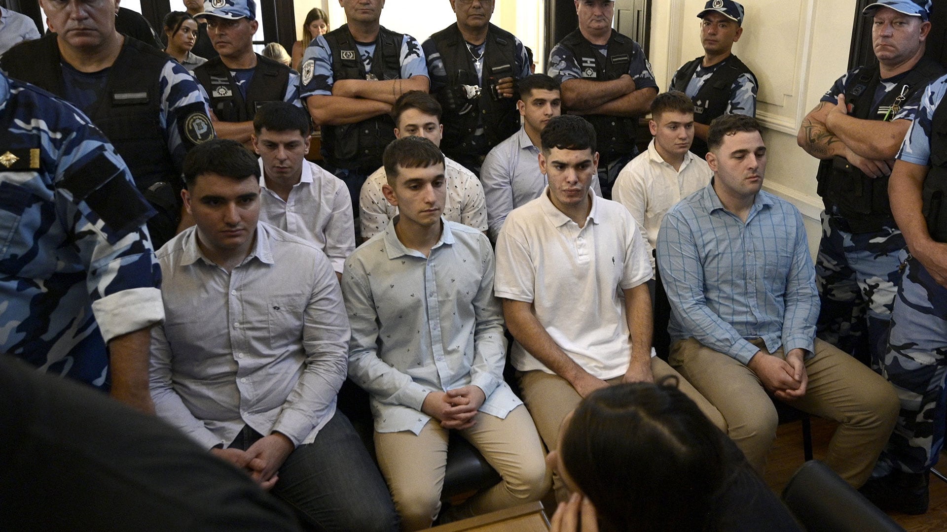 Los condenados del asesinato de Fernando Báez Sosa, Ciro Pertossi (frente, izquierda), Matías Benicelli (frente, segunda desde la izquierda), Blas Cinalli (frente, segunda desde la derecha), Lucas Pertossi (frente, derecha), Ayrton Viollaz (atrás, izquierda), Máximo Thomsen (atrás, segunda desde la izquierda), Enzo Comelli (atrás, segunda desde la derecha) y Luciano Pertossi (atrás, derecha)(Juan Mabromata / AFP)
