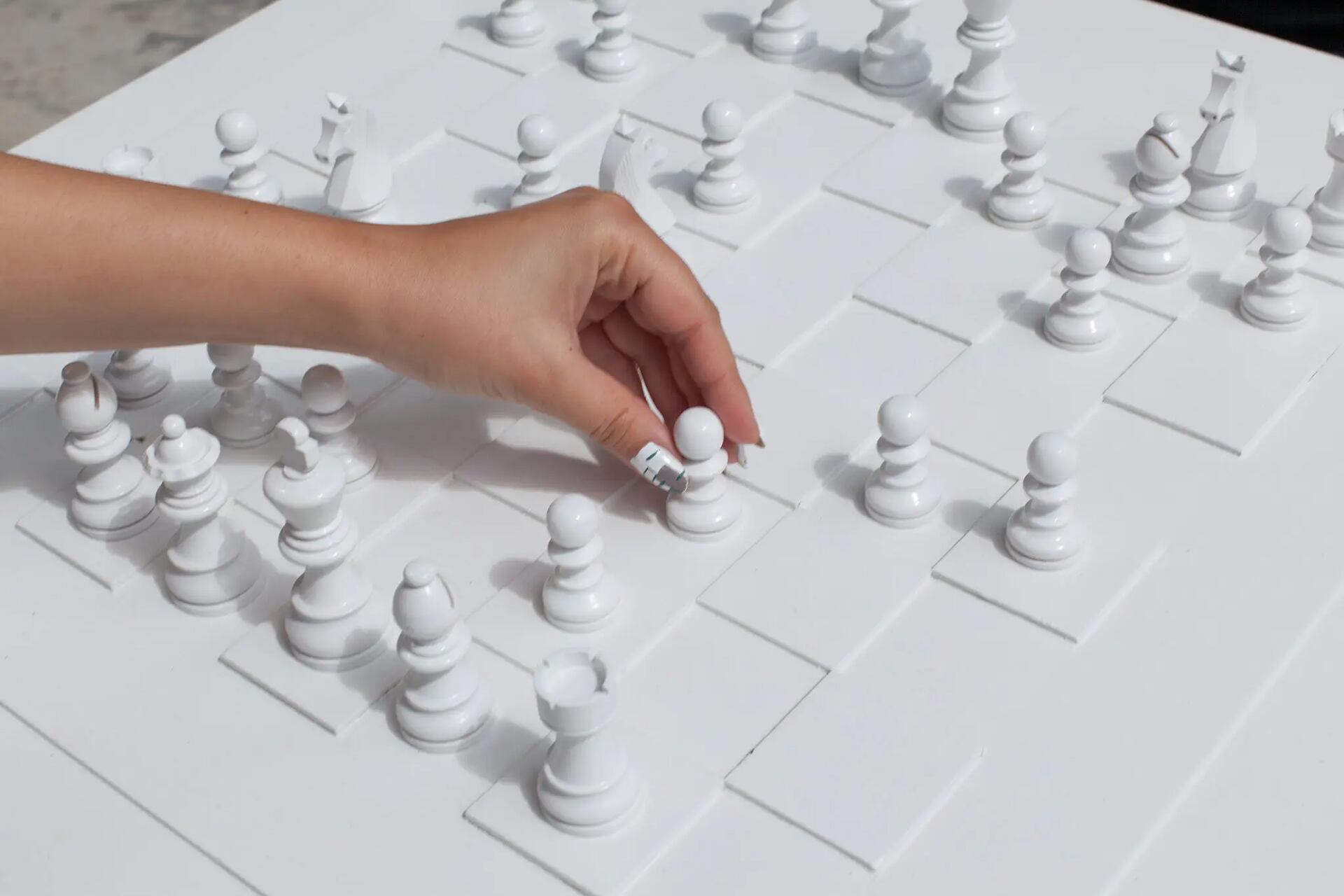 La obra de Yoko Ono, “Juego de ajedrez blanco”, de alrededor de 1966, se exhibió en “Yoko Ono: Exposición individual, 1960-1971”, en el Museo de Arte Moderno, en 2015 (Foto: The Museum of Modern Art, New York; Photo by Thomas Griesel)