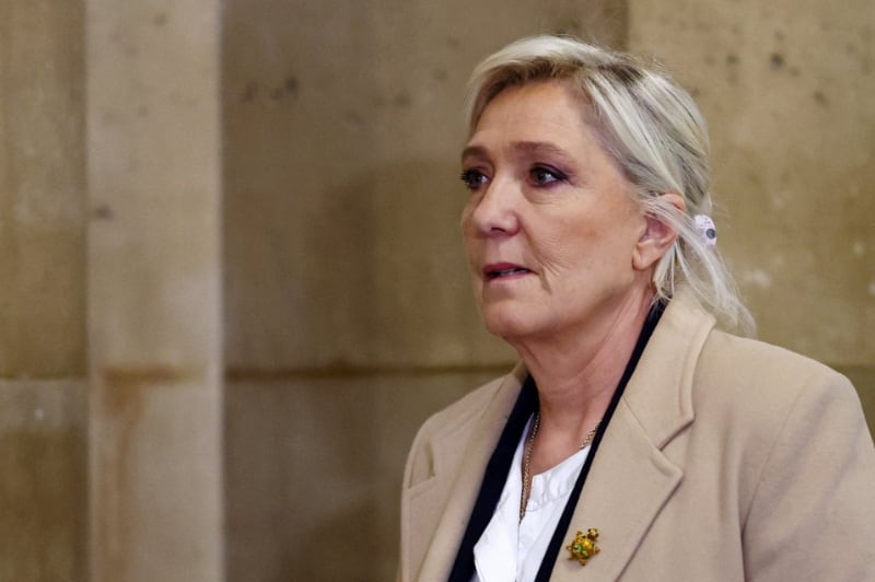 La líder de extrema derecha francesa Marine Le Pen, miembro del parlamento por el partido Agrupación Nacional (RN), llega a una audiencia en el último día de su juicio de apelación, junto con el propio partido RN y otros 10 acusados declarados culpables de desviar fondos del Parlamento Europeo, en el tribunal de París en la Ile de la Cité, en París, Francia, el 11 de febrero de 2026 (REUTERS/Sarah Meyssonnier)