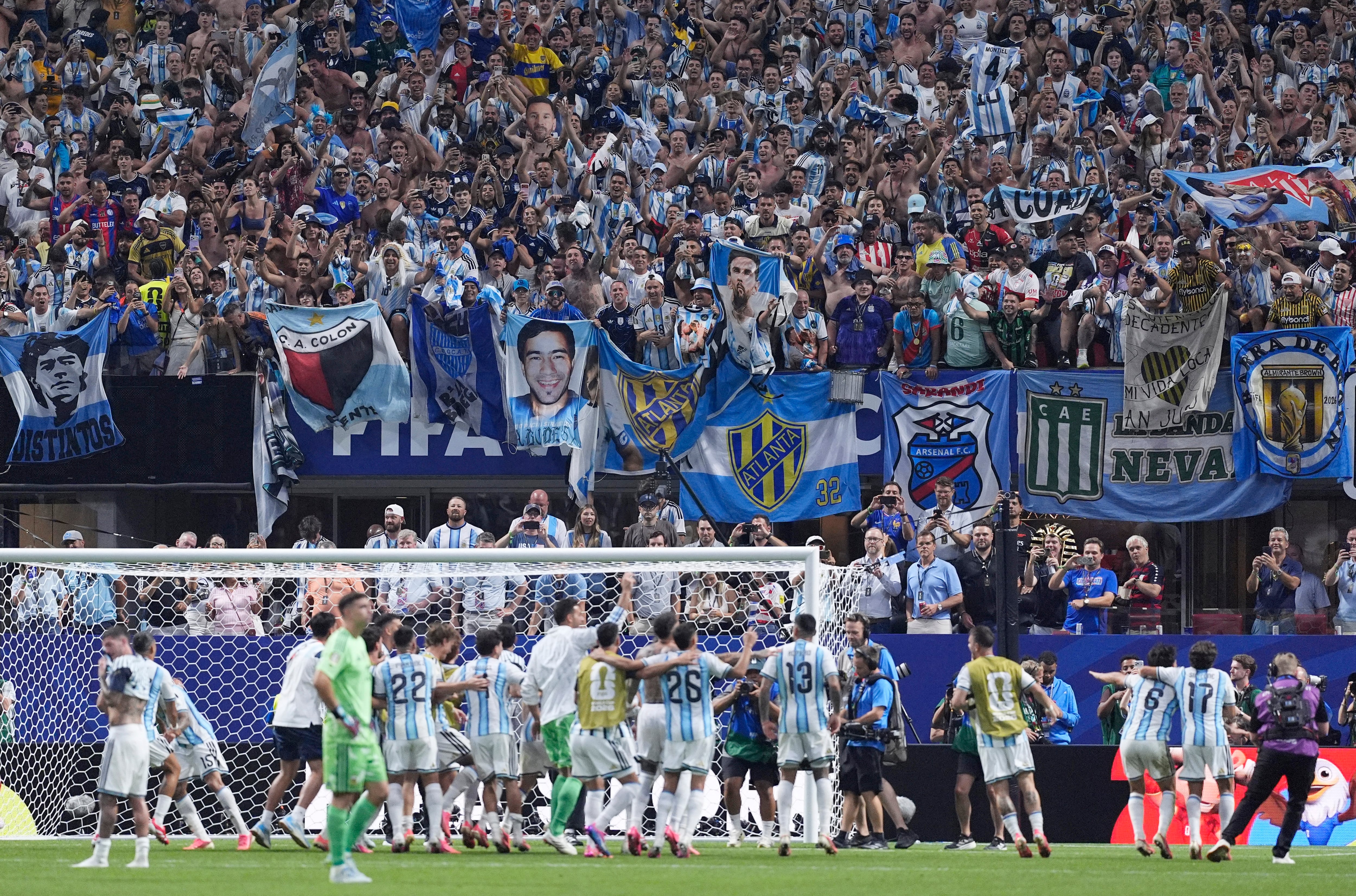 La celebración de los jugadores de la Selección con el público en Atlanta (IMAGN IMAGES via Reuters/Dale Zanine)