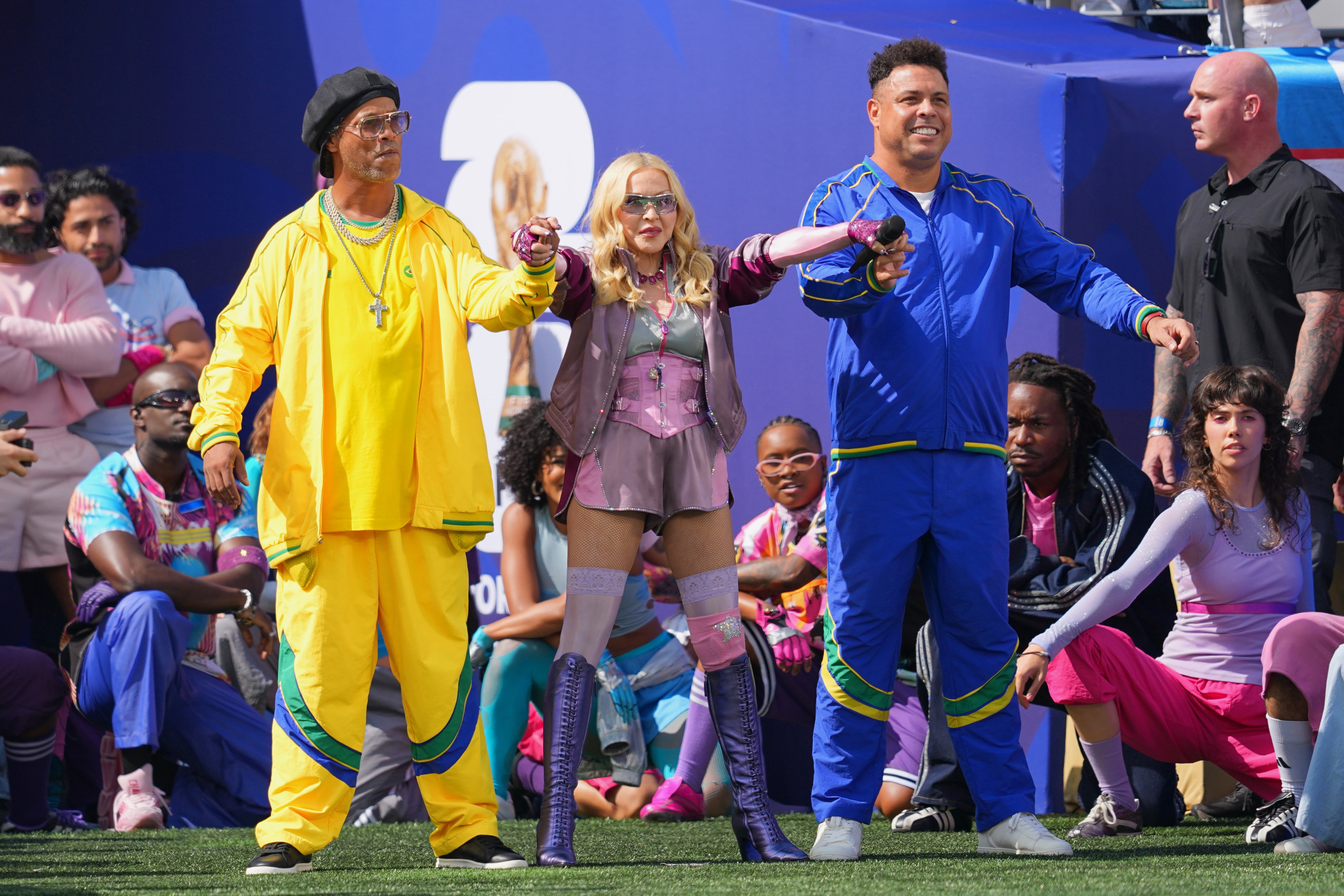 Ronaldinho, izquierda, y Ronaldo acompañaron a Madonna durante su actuación en el espectáculo de medio tiempo de la final de la Copa del Mundo de fútbol entre España y Argentina (Foto AP/Julio Cortez)