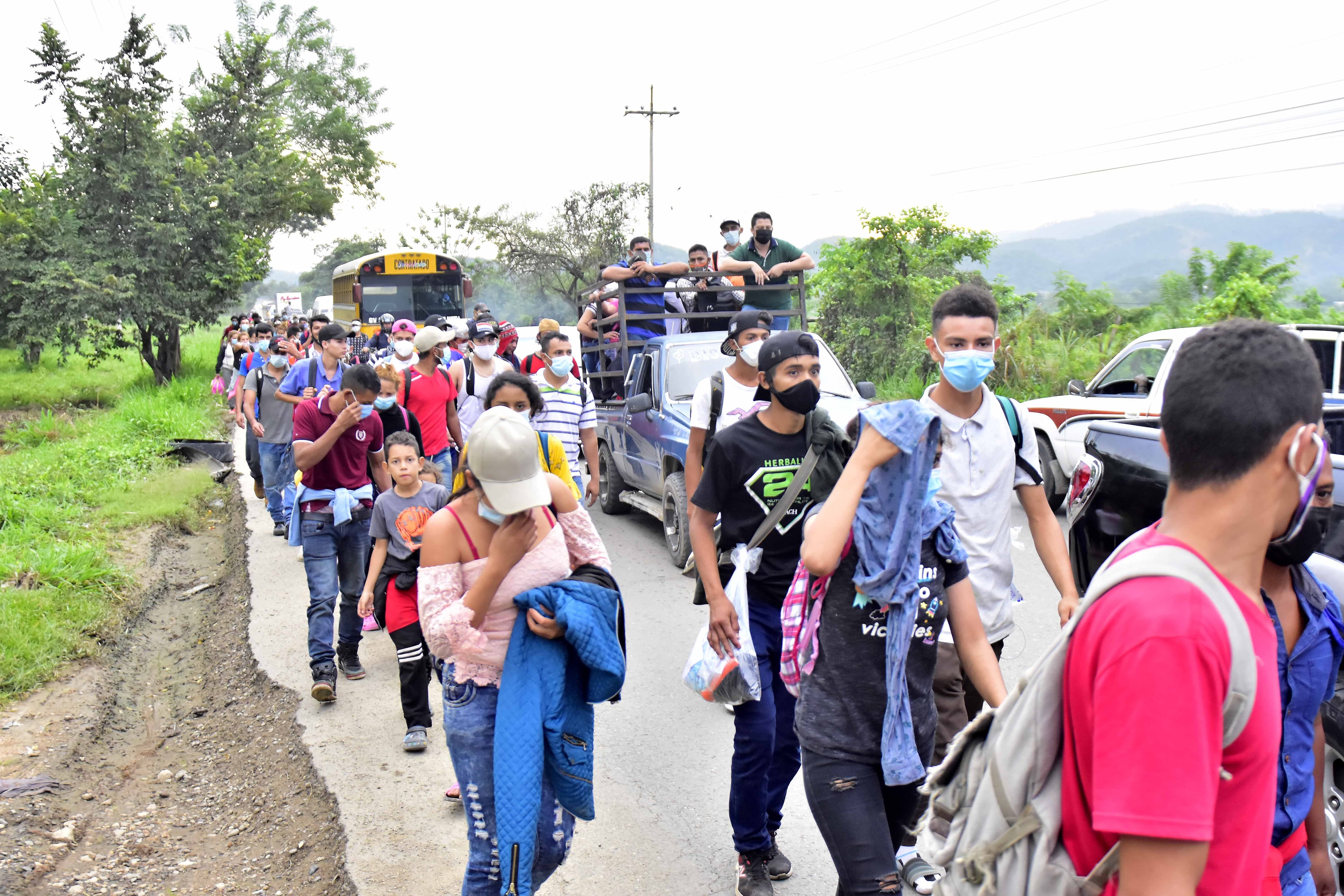 La organización señaló que la pobreza impulsa la migración de niñas y niños. Familias hondureñas continúan migrando pese a políticas migratorias más estrictas. (Foto: EFE/Jose Valle)