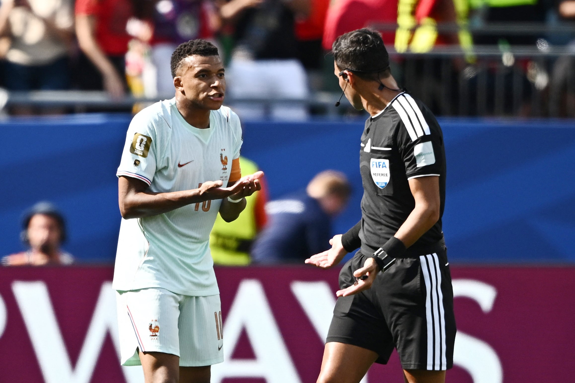 La discusión entre Kylian Mbappé y Facundo Tello (REUTERS/Dylan Martinez)