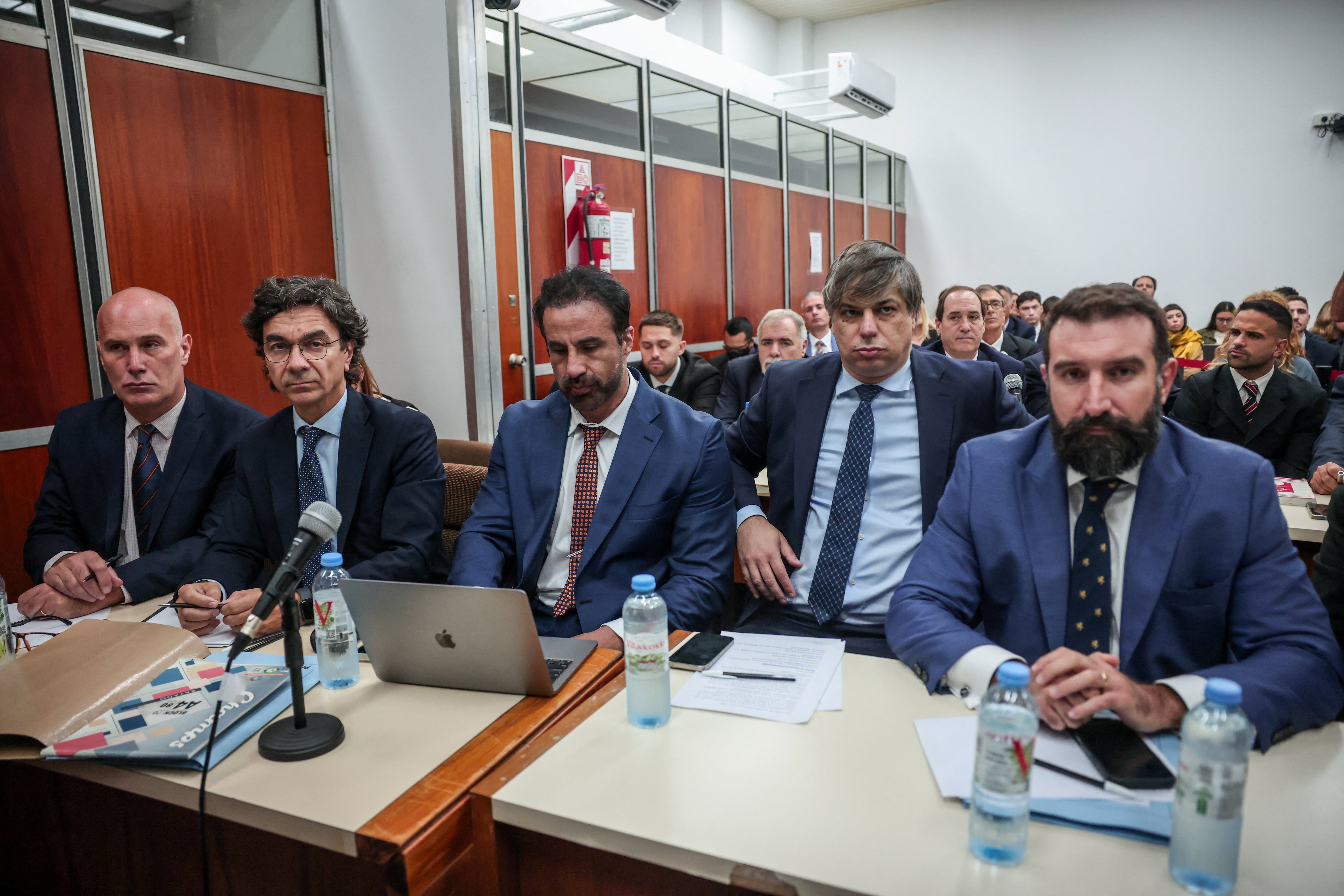 Leopoldo Luque (centro) junto a sus dos abogados (Reuters/Cristina Sille)