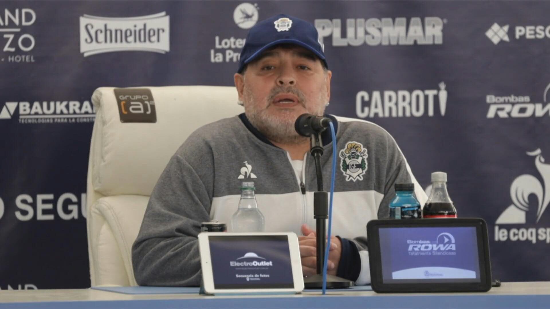 Médicos que se “maradonizaban” y la mateada mientras moría Diego: qué declaró el testigo más importante del juicio por el Diez