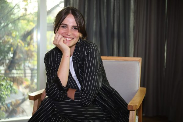 Mica Riera anunció su embarazo en medio del escenario tras finalizar su función en “El Chat de mamis”