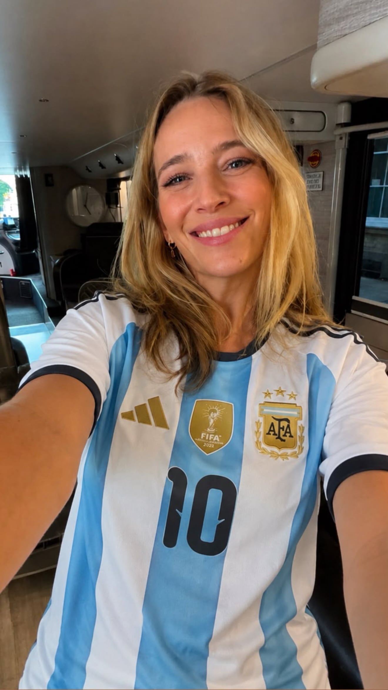 Luisana Lopilato sonríe mientras viste la camiseta de la Selección Argentina (Instagram)