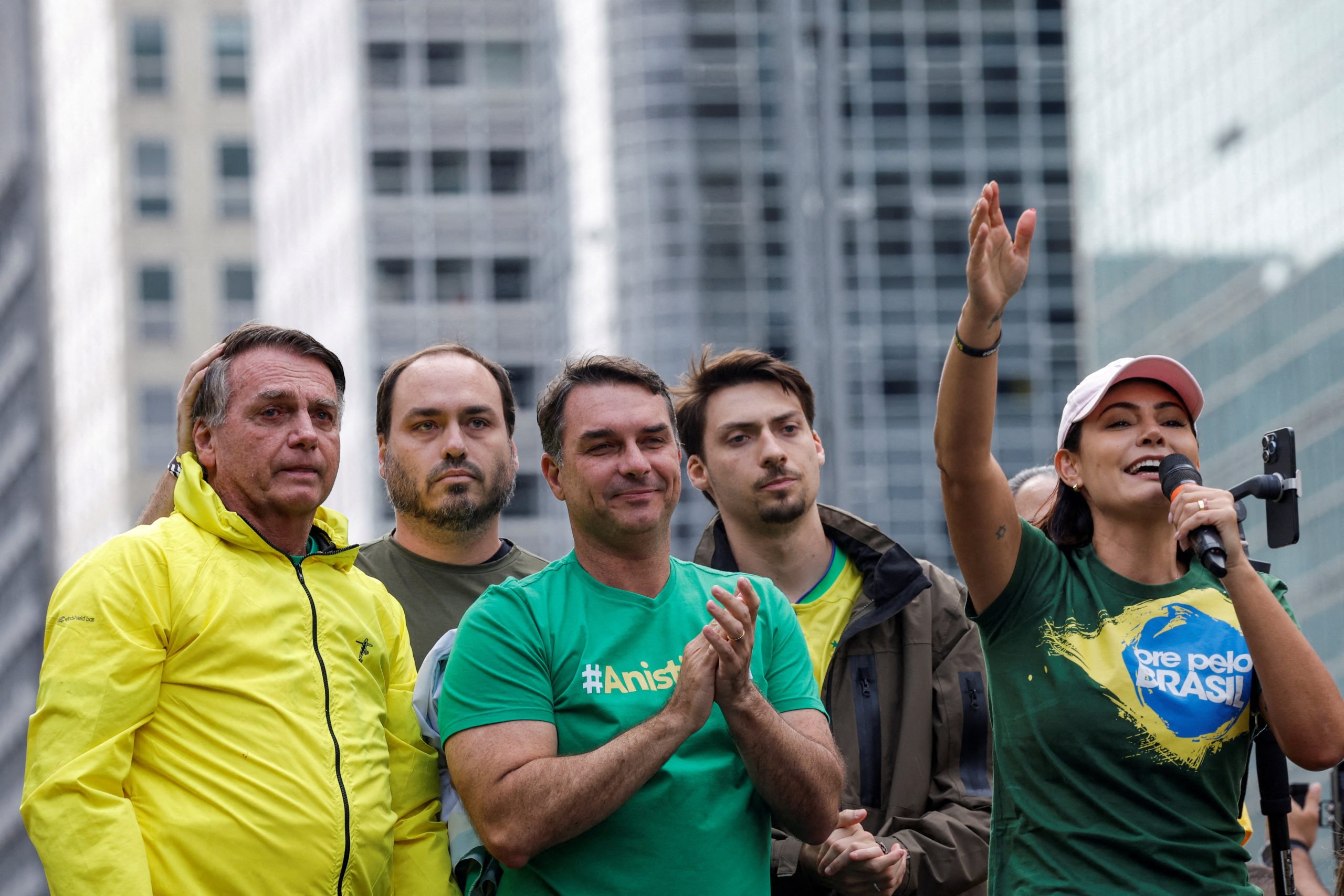 Michelle Bolsonaro creó su propio movimiento político después de que su hijastro Flávio la acusara de interferir en la campaña