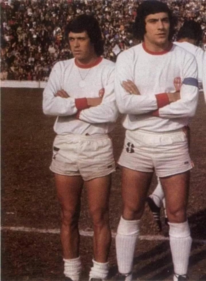 René Houseman (izq) y Miguel Ángel Brindisi con la camiseta de Huracán en Parque Patricios