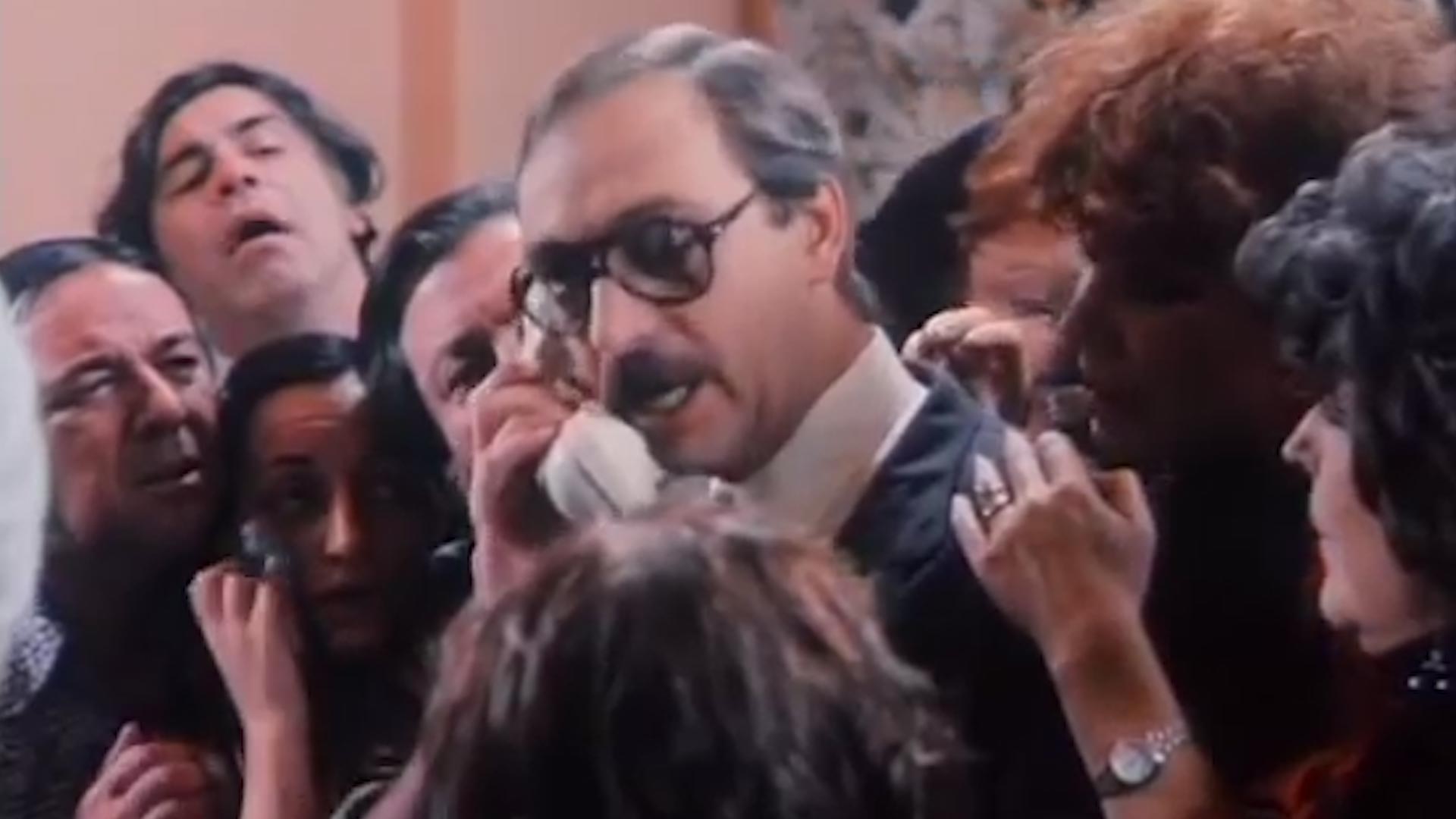 Luis Brandoni y el resto del elenco (detrás se destaca a Enrique Pinti) en Esperando la carroza (Captura)