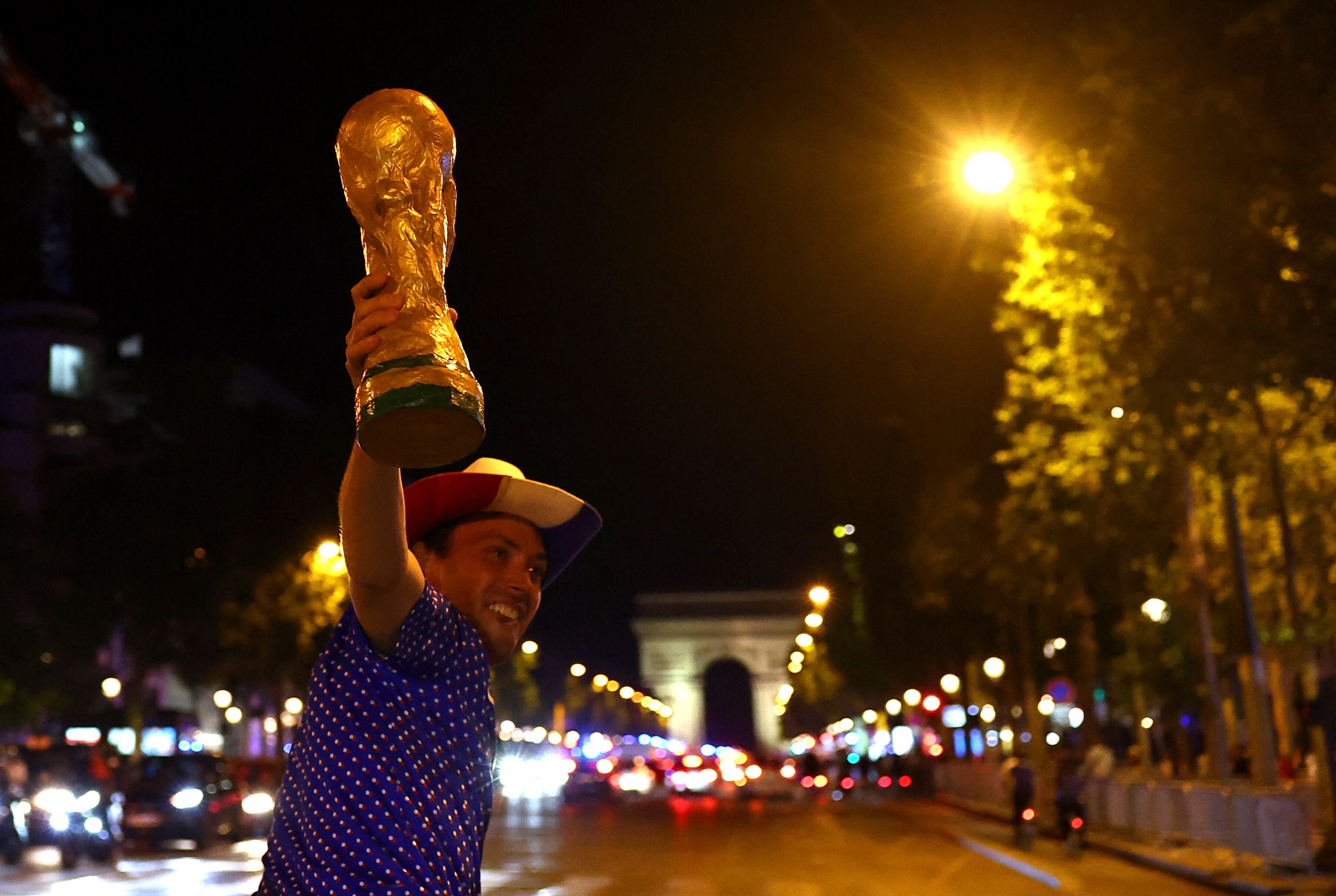 Los hinchas franceses celebran la victoria ante Marruecos en las calles de París (REUTERS/Abdul Saboor)