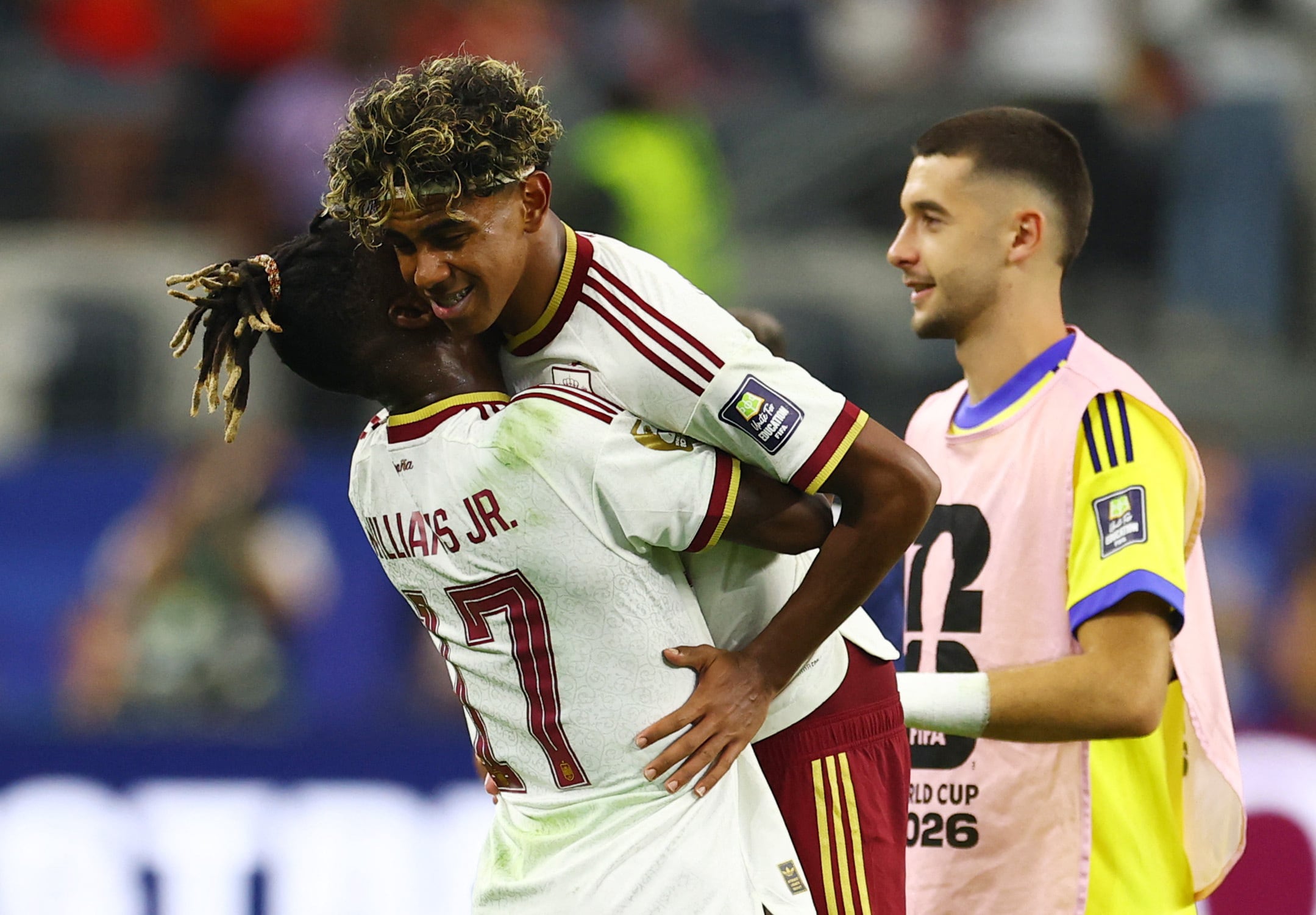Nico Williams y Lamine Yamal se funden en un profundo abrazo tras el pitazo final del encuentro (REUTERS/Hannah Mckay)