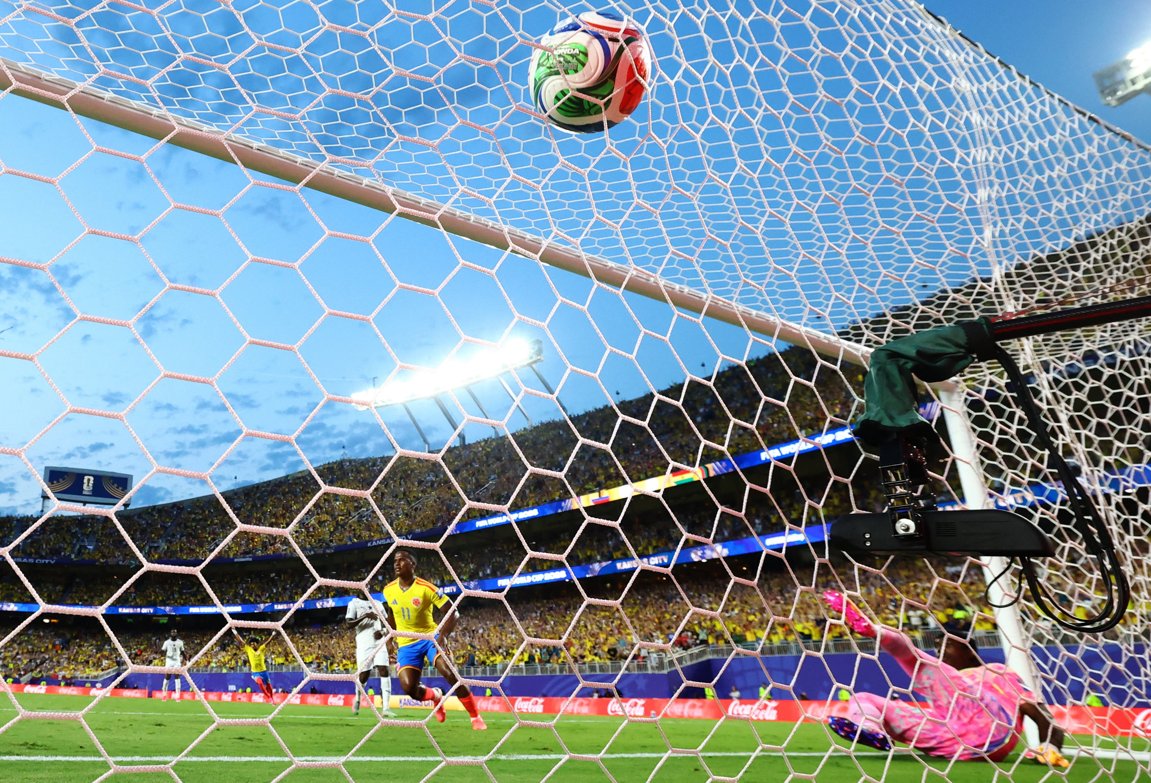 Ayer, Argentina y Colombia pasaron a los octavos de final y hoy Marruecos esta superando a Canadá, pero falta mucho todavia, en un mundial que está al rojo vivo (Reuters)