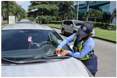 La infracción No. 64 de la ATTT sanciona el mal estacionamiento con una multa de $10 y el descuento de dos puntos en la licencia de conducir. Tomada de la ATTT
