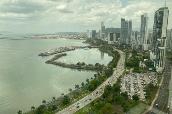 Municipio de Panamá comenzará a inmovilizar vehículos que obstruyan aceras, rampas y áreas verdes