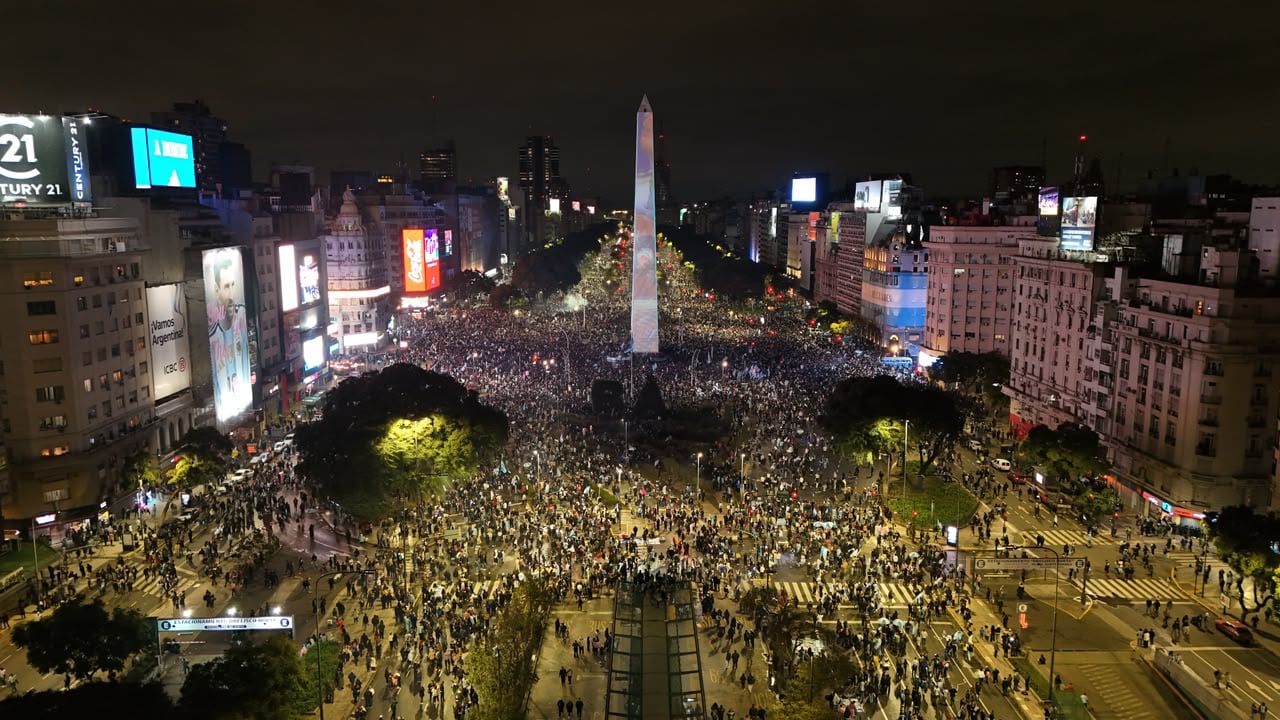 Miles de personas se concentran en el Obelisco a pesar de la derrota de la selección argentina ante España en la final del Mundial (Foto/Gastón Taylor)