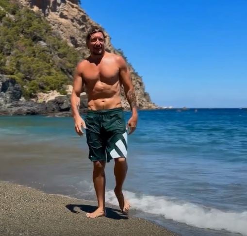 Nico Vázquez sale del mar en la cala de Sa Tuna