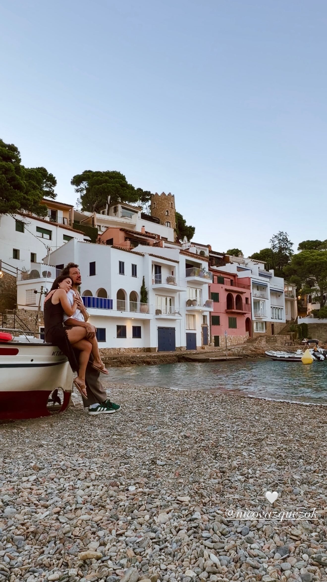 Nico Vázquez y Dai Fernández en Sa Tuna, una cala de Begur en la Costa Brava catalana