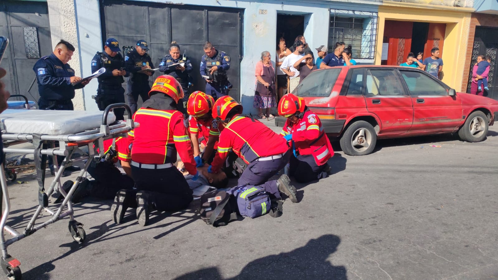 Los Bomberos Voluntarios confirmaron en Villa Nueva la muerte de Ángel Adolfo Gil, identificado en el lugar por familiares de la víctima. (Foto cortesía Cuerpo de Bomberos Municipales)