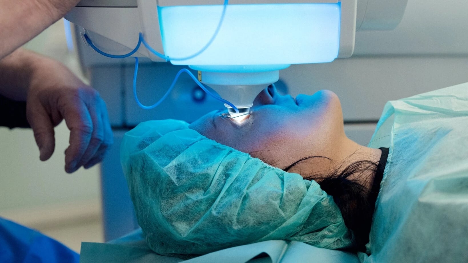 Pacientes de varios países se someten a una queratopigmentación con láser que deposita pigmentos en la córnea, dura menos de una hora y promete resultados permanentes (The New York Times)