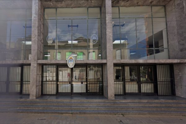 Ordenaron la captura de un hombre que se fugó luego de que lo condenaran por trata y explotación de personas