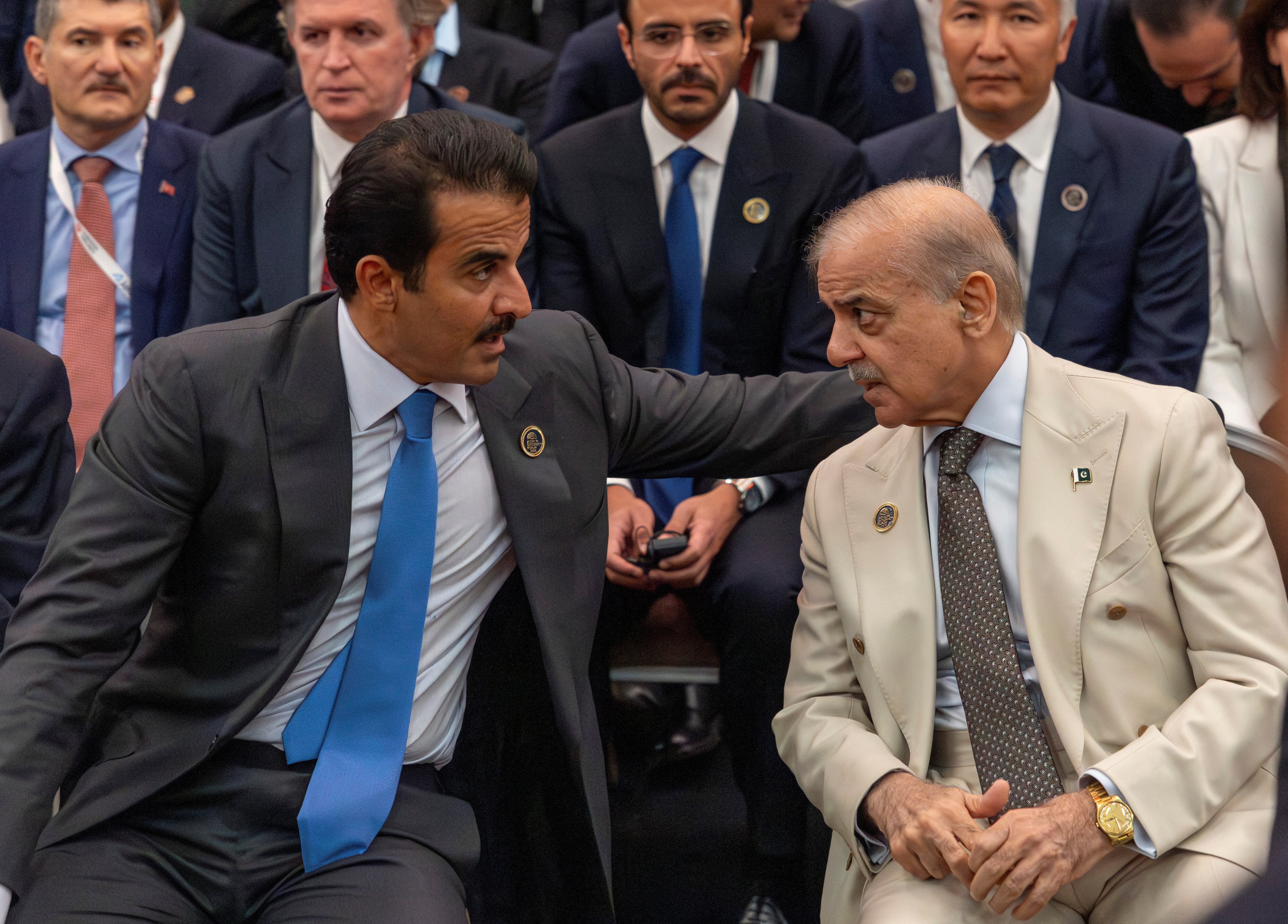 El emir de Qatar, Tamim bin Hamad Al Thani, y el primer ministro de Pakistán, Shehbaz Sharif (REUTERS/Umit Bektas)