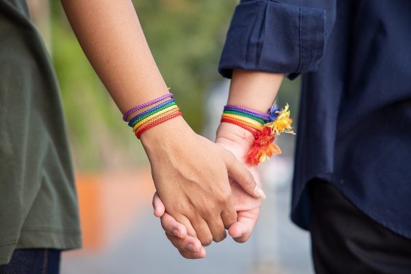 Personas LGBTQ+ menos propensas a ser examinadas para detectar algunos cánceres comunes