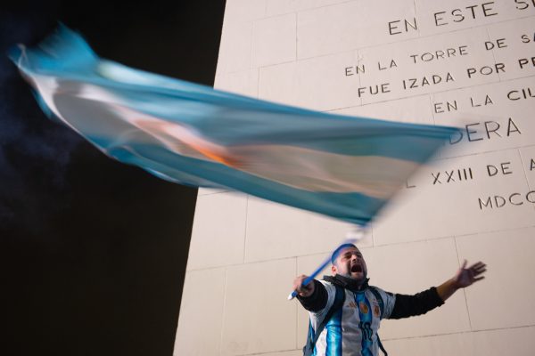 Pese a la derrota de Argentina, miles de personas se concentran en el Obelisco: las fotos desde el dron de Infobae