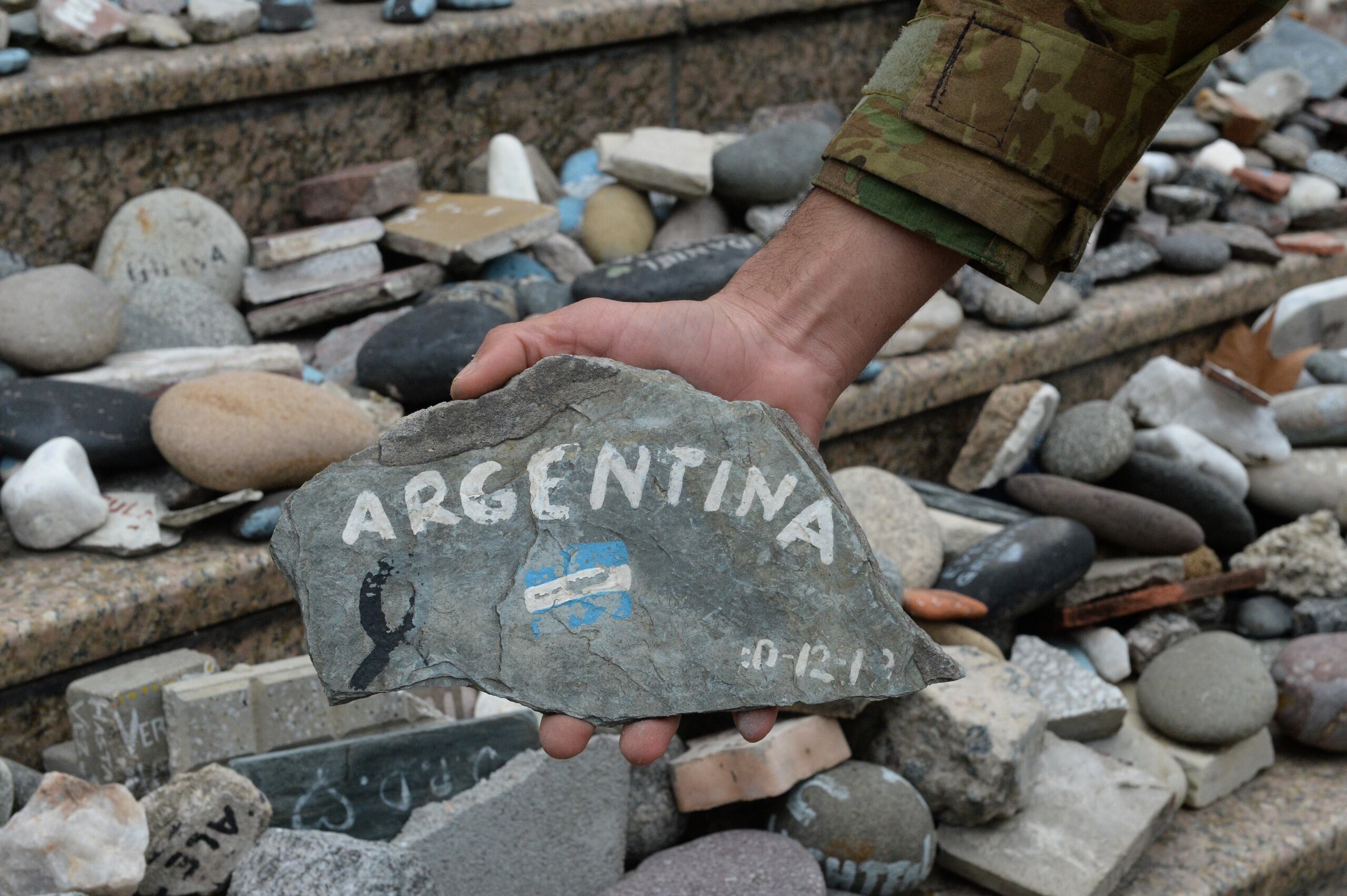 El Gobierno se comprometió a reinstalar las piedras tras los festejos, cerca del monumento a Manuel Belgrano