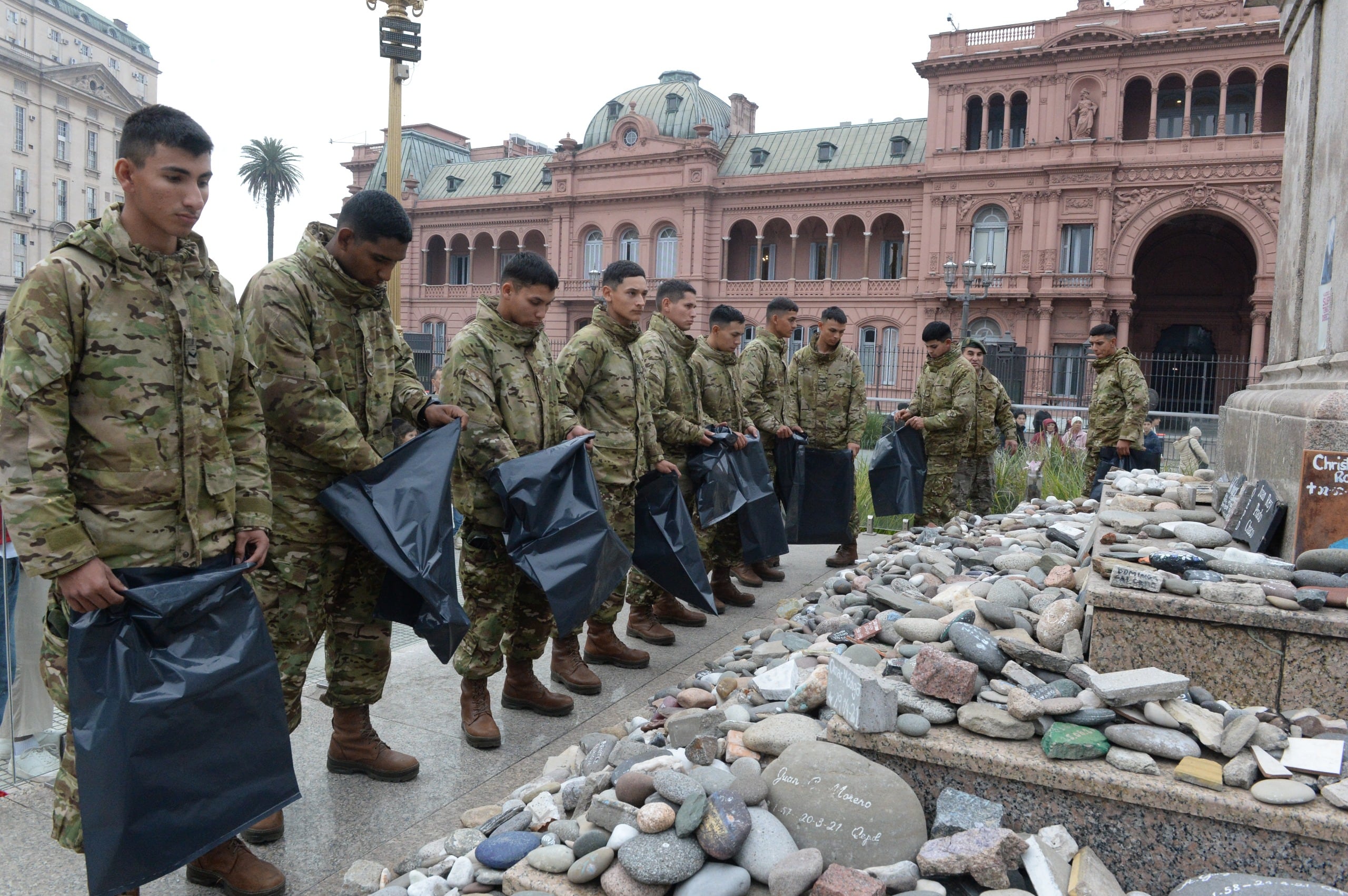 Retiran provisoriamente las piedras de Plaza de Mayo en homenaje a las víctimas del COVID-19. Es en prevención ante los festejos por el Mundial