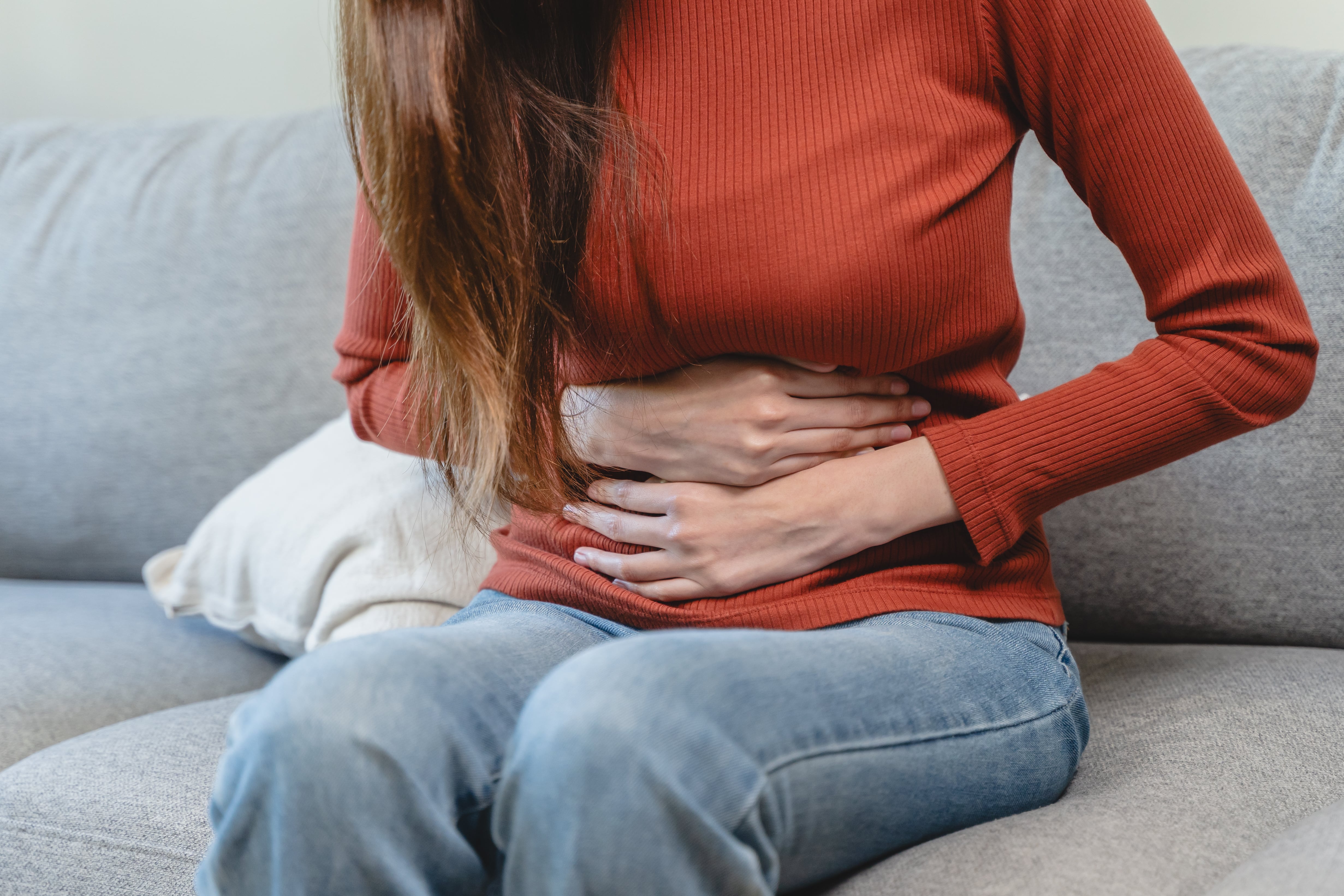El tratamiento de la ERGE incluye cambios en el estilo de vida, antiácidos, bloqueadores H2, inhibidores de la bomba de protones, procinéticos y, en algunos casos, fundoplicatura de Nissen (AdobeStock)