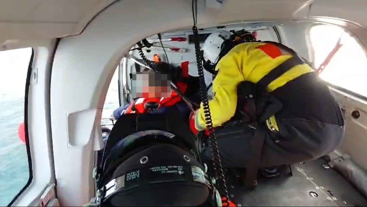 Prefectura aeroevacuó de emergencia al tripulante de un buque pesquero: sentía dolores en el pecho y dificultades para respirar