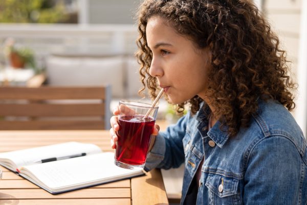 Qué bebidas tomar cada mañana para cuidar los riñones, según expertos