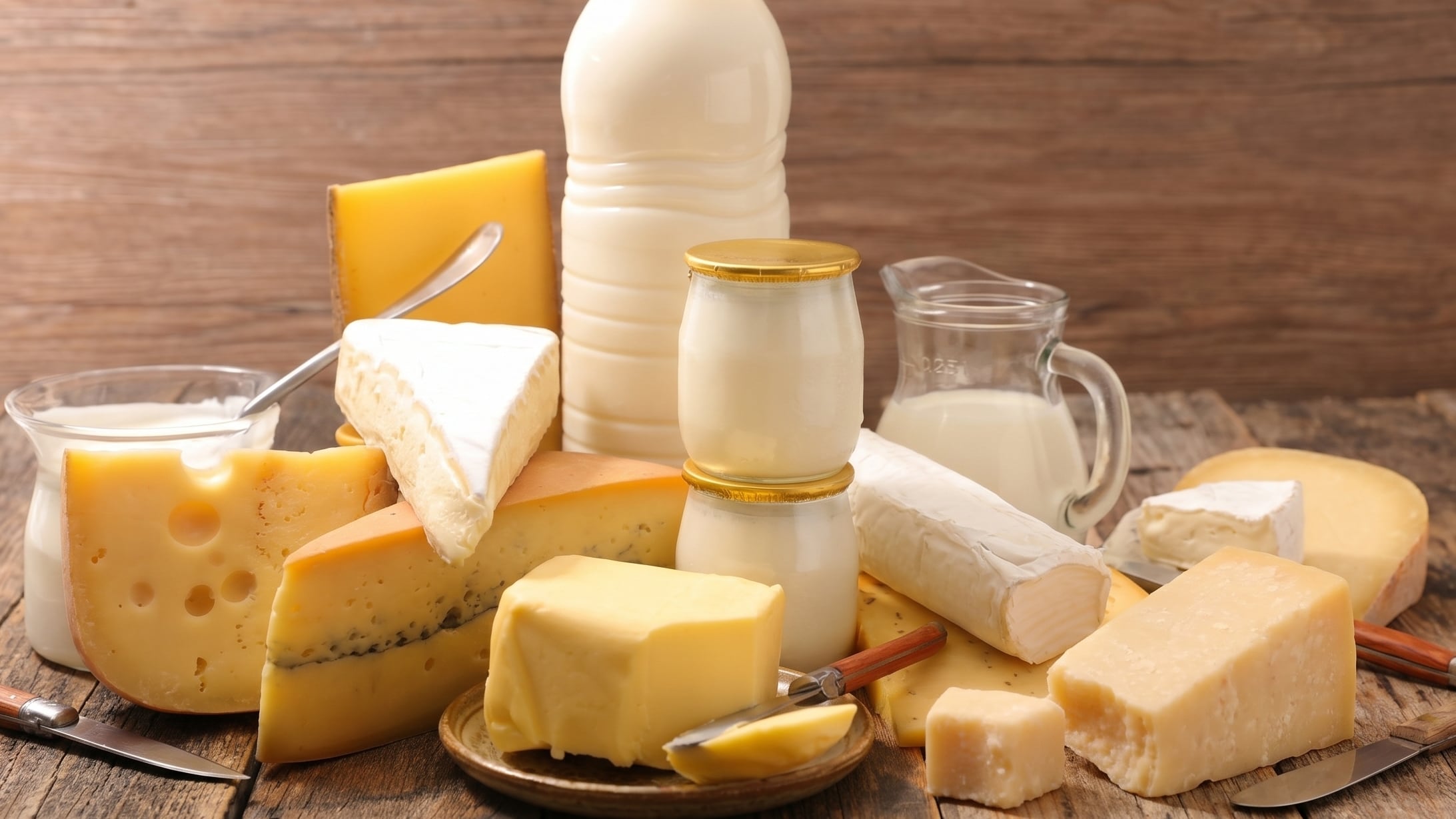 Harvard recomendó limitar el yogur o queso entero a una o dos porciones diarias, ya que tres porciones de lácteos enteros elevan el aporte de grasas saturadas (Imagen Ilustrativa Infobae)