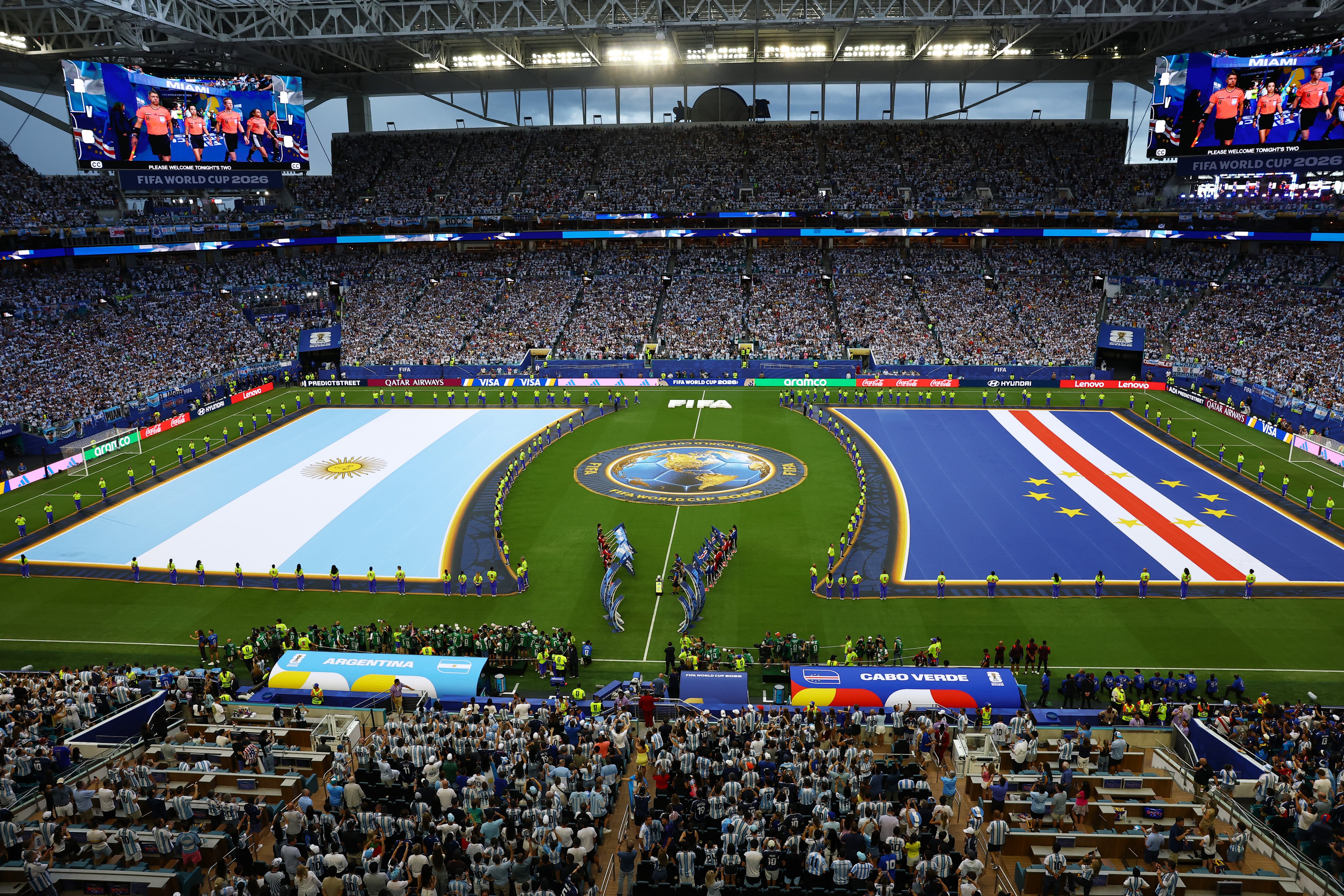 La FIFA renovó las ceremonias previas del Mundial con todos los jugadores y los árbitros frente a frente en el círculo central durante los himnos nacionales (REUTERS/Marco Bello)