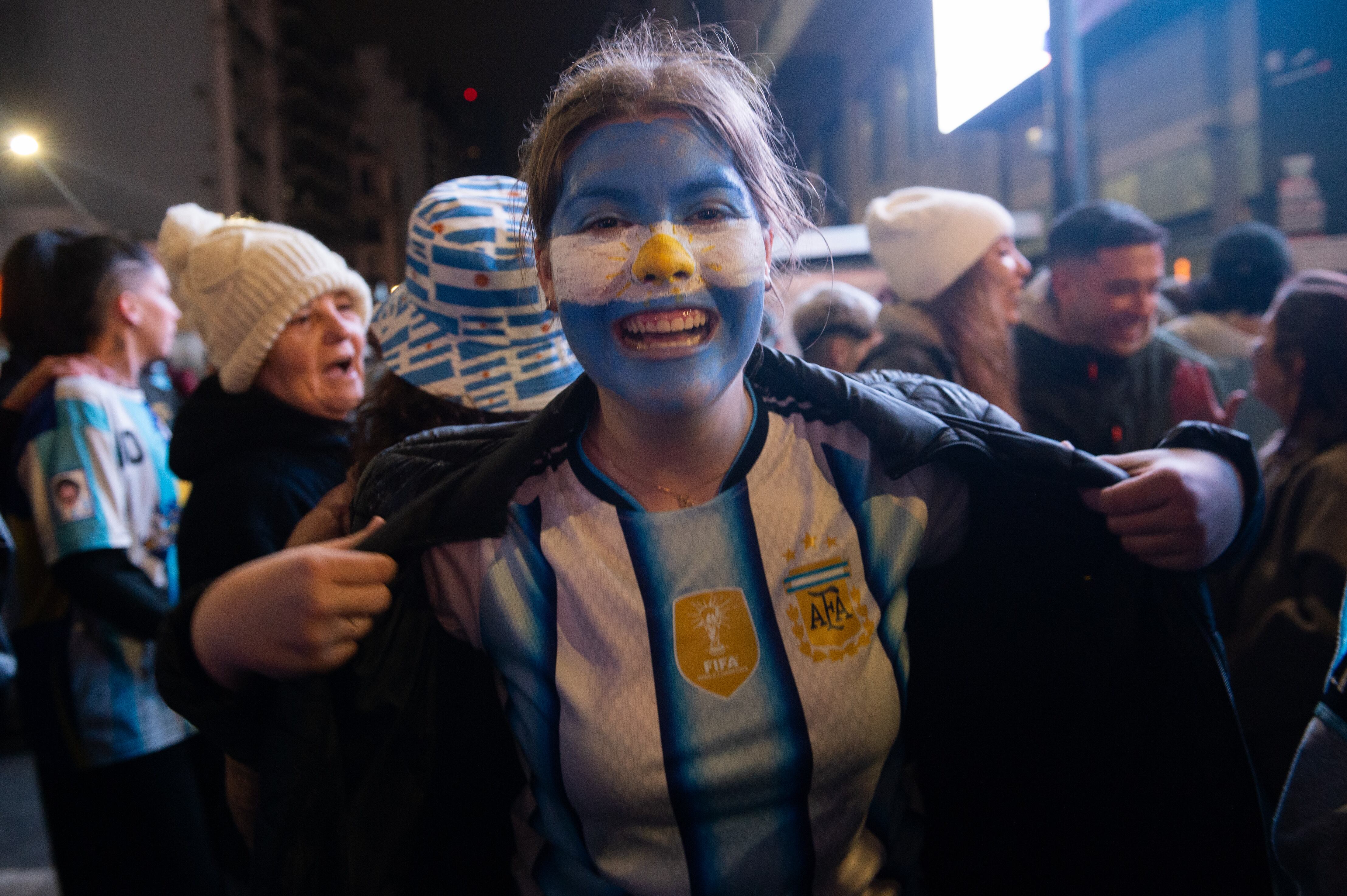 Una multitud se congregó frente al Obelisco de la ciudad de Buenos Aires para celebrar la victoria de Argentina (Jaime Olivos)