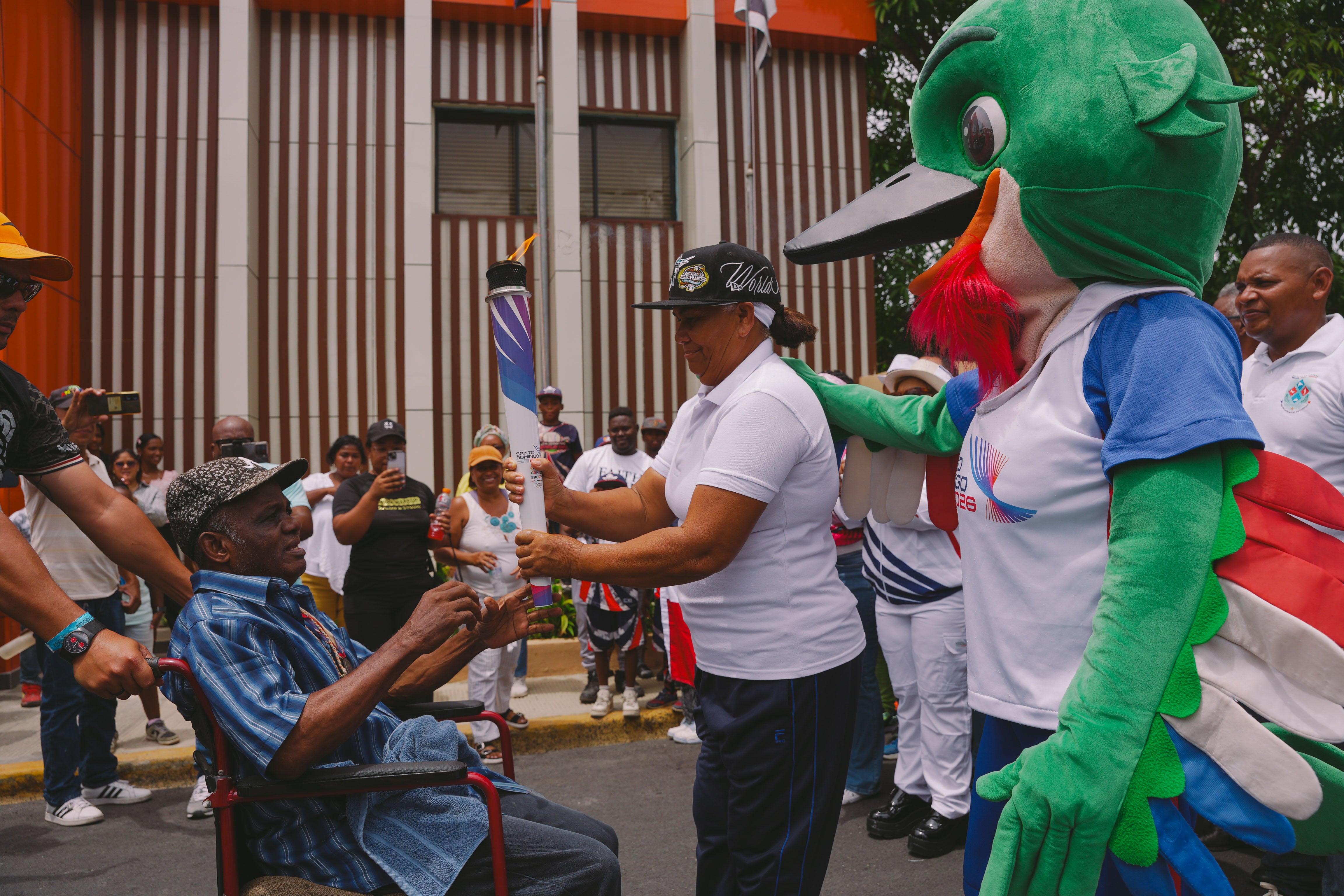 El presidente de República Dominicana, Luis Abinader, recibe la antorcha de los Juegos Centroamericanos y del Caribe 2026 y le dedica el recorrido al legado de Wiche Saleta. (Cortesía: Gobierno de República Dominicana)