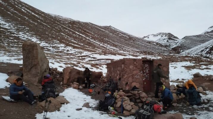 El Grupo Especializado en Alta Montaña activó un operativo de búsqueda en el Cerro Penitentes tras una alerta recibida por el Escuadrón 27 Uspallata
